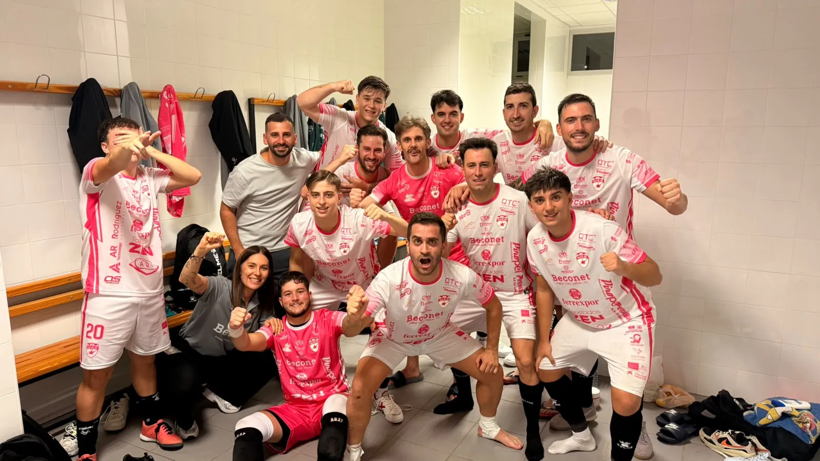 El equipo celebra la victoria. Foto: Villa del Río Futsal