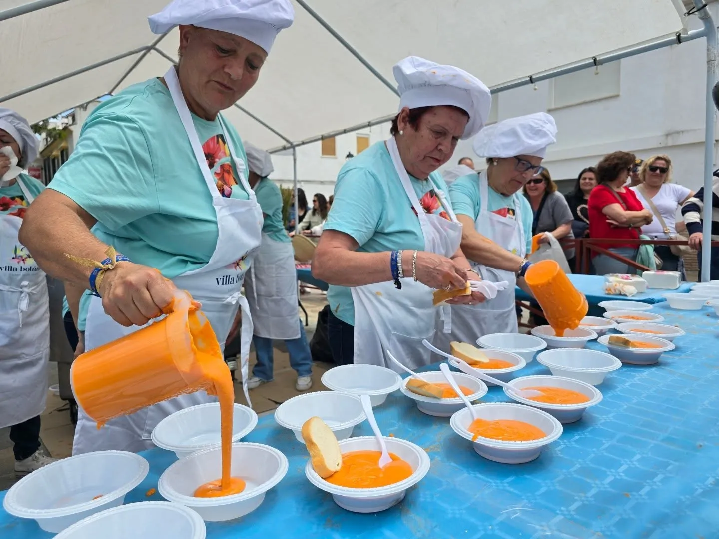 Reparto de salmorejo durante el festival.