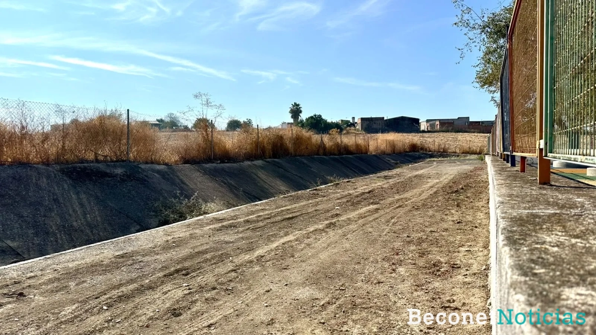 Vial que discurre por la parte trasera del parque. Vial que discurre por la parte trasera del parque.