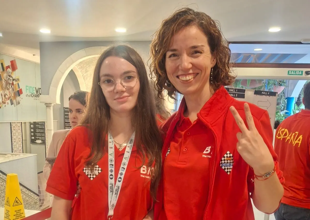 Laura Herrero junto a la ajedrecista Sabrina Vega.