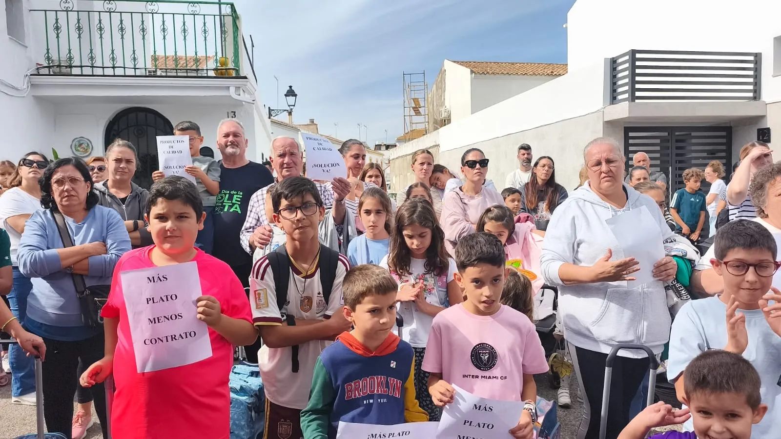 Familias en la protesta de este viernes en Villa del Río.
