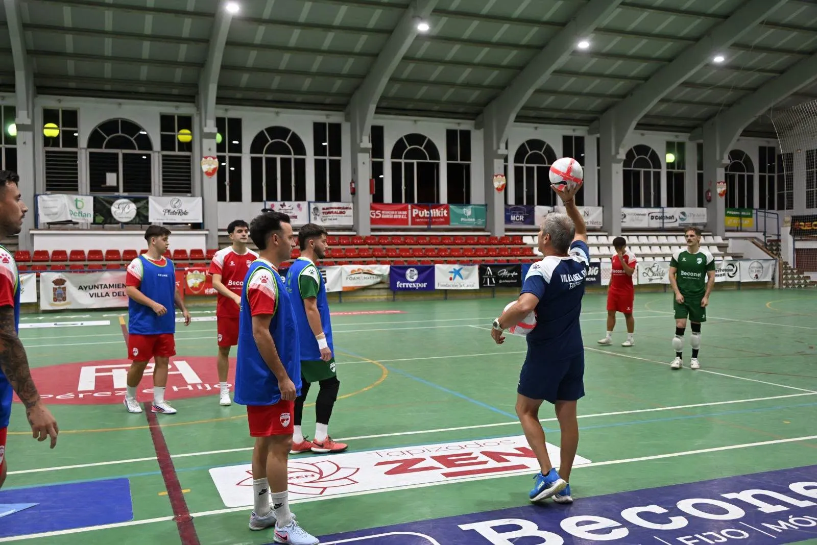Alfonso Ortiz da instrucciones al equipo. Foto: Villa del Río Futsal