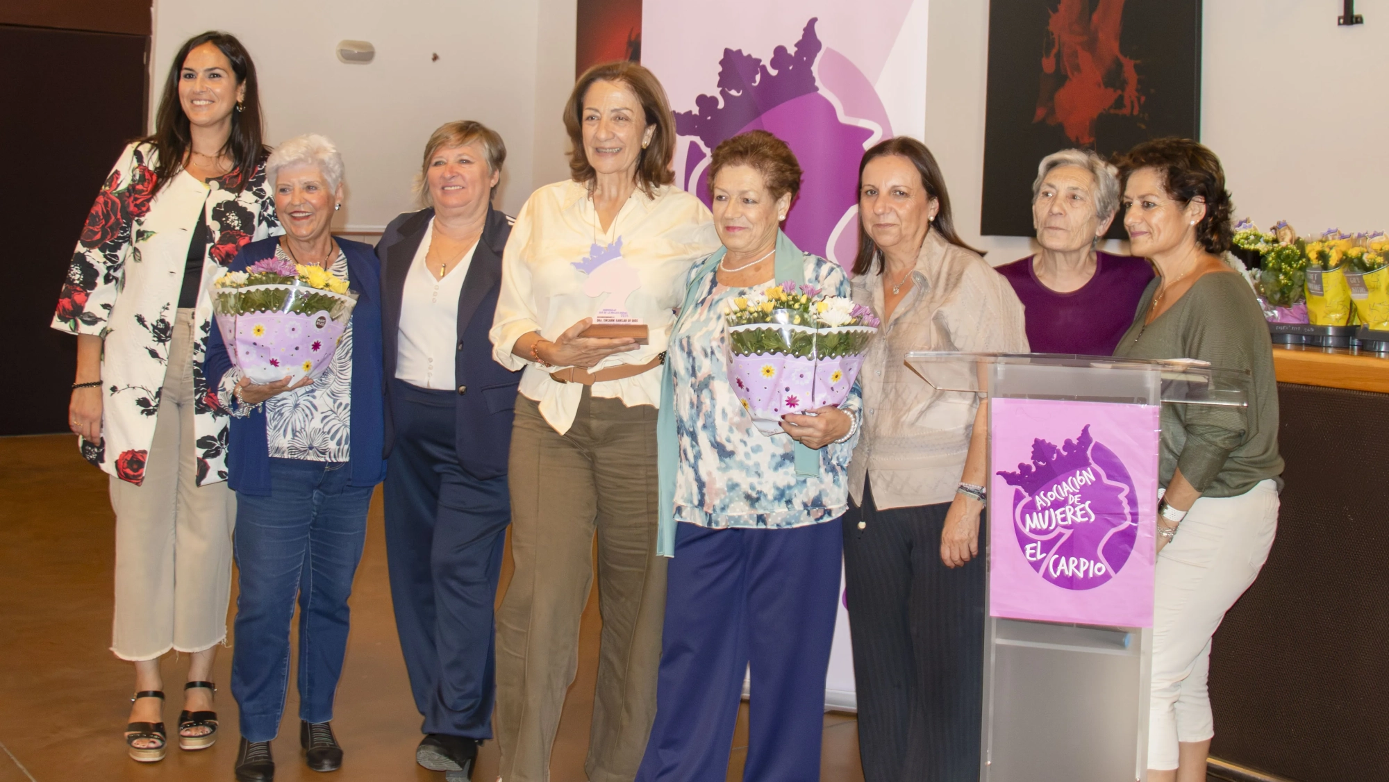 Encarna recibe el reconocimiento. Foto: Juan Mejías Encarna recibe el reconocimiento. Foto: Juan Mejías