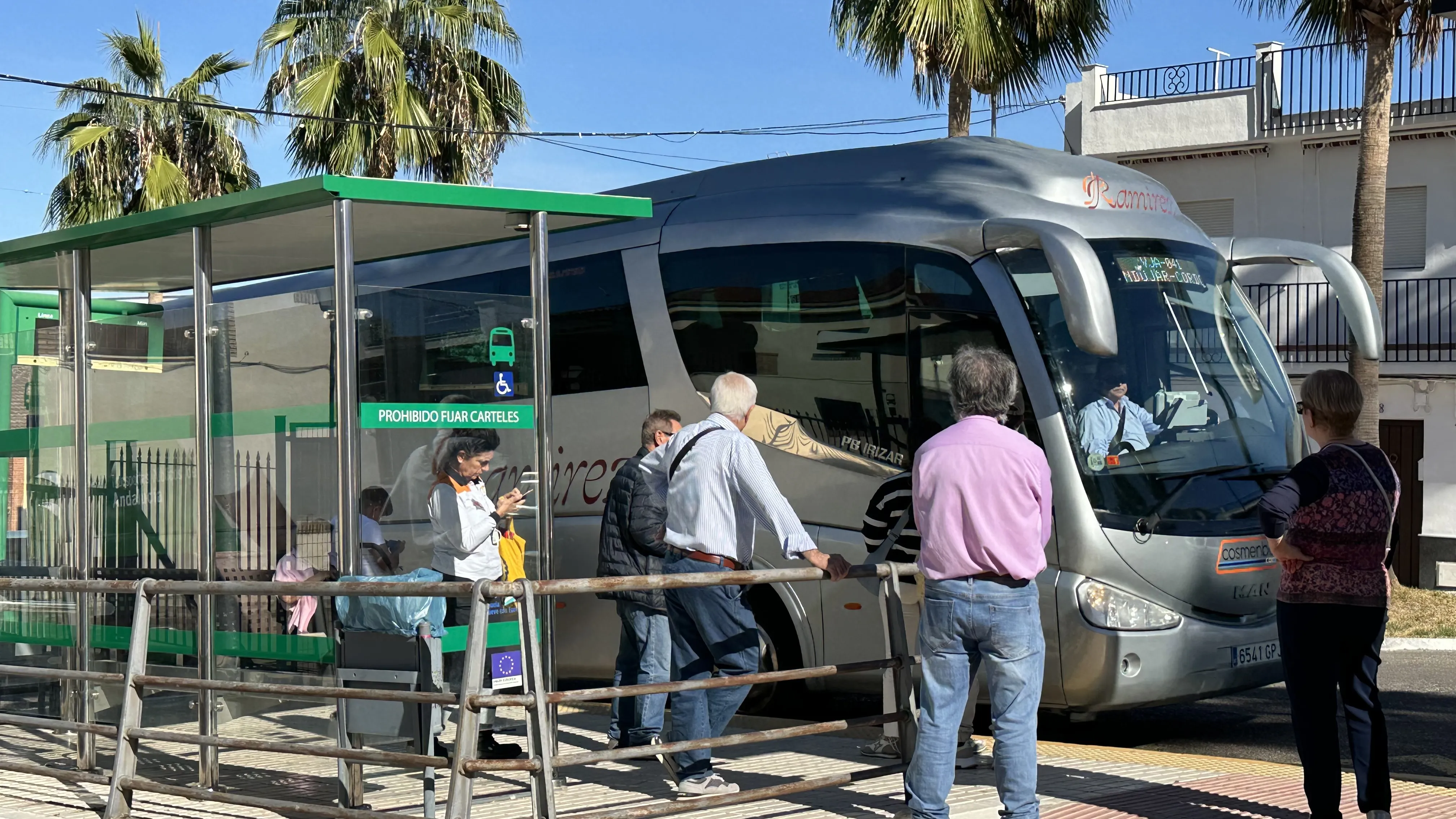 Usuarios esperando en la parada de El Carpio.