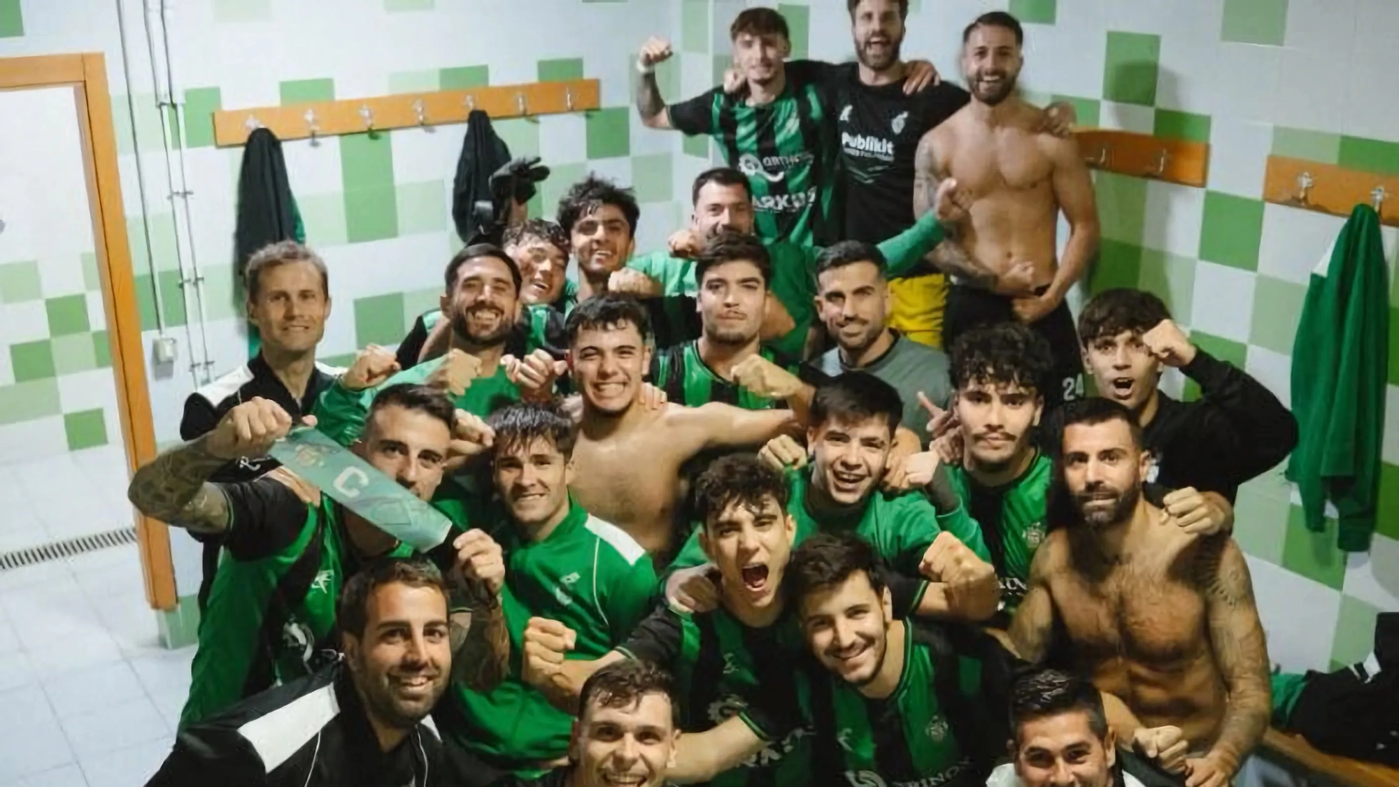 Los jugadores de Bujalance celebran la victoria.