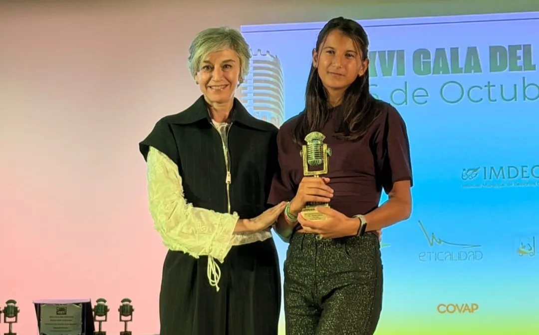 Lucía Japón recibe el reconocimiento.