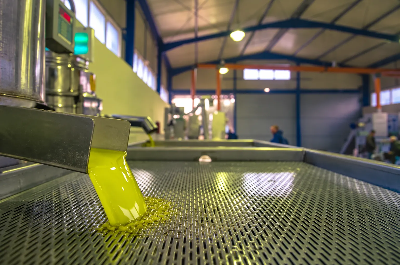 Vertido de aceite verde en fábrica. Foto: Aceite San Ildefonso.