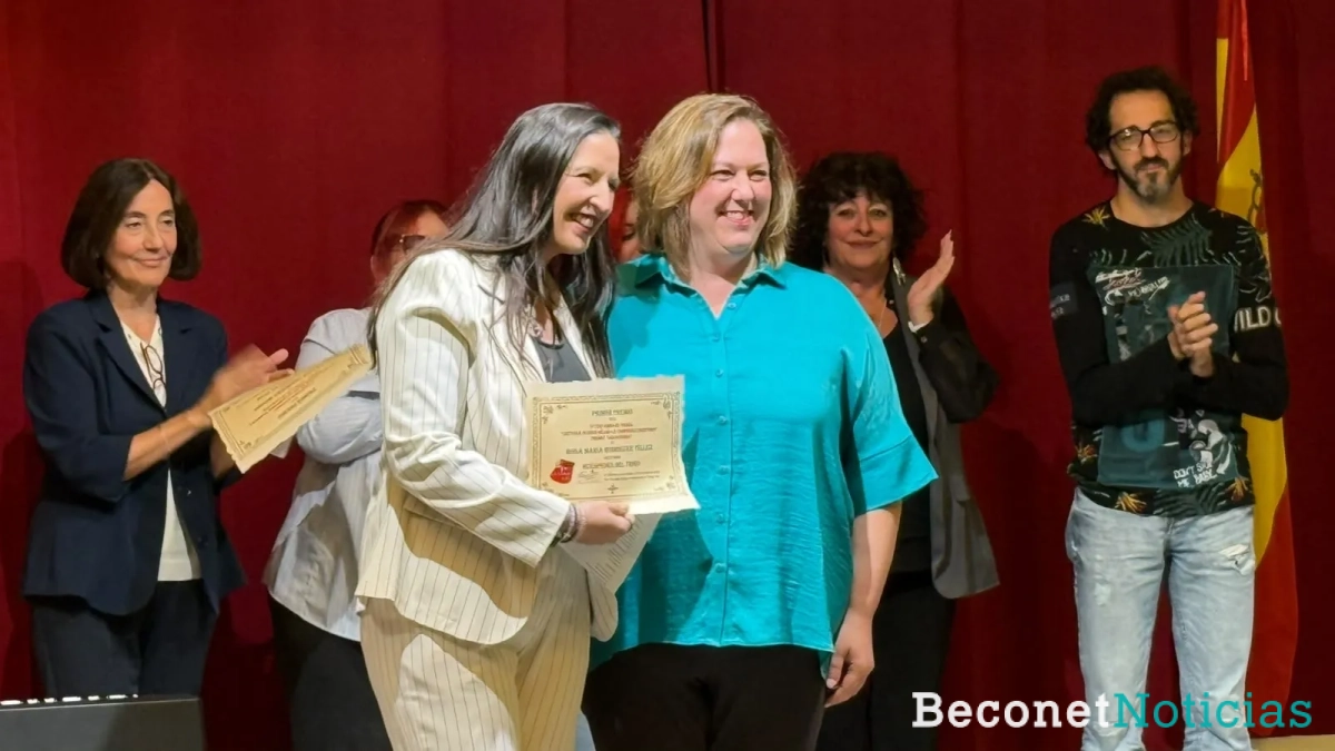 Rosa María Rodríguez recibe su reconocimiento. Rosa María Rodríguez recibe su reconocimiento.