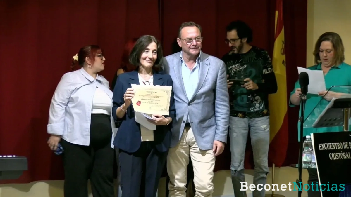 Fátima Chamarro recoge su reconocimiento. Fátima Chamarro recoge su reconocimiento.