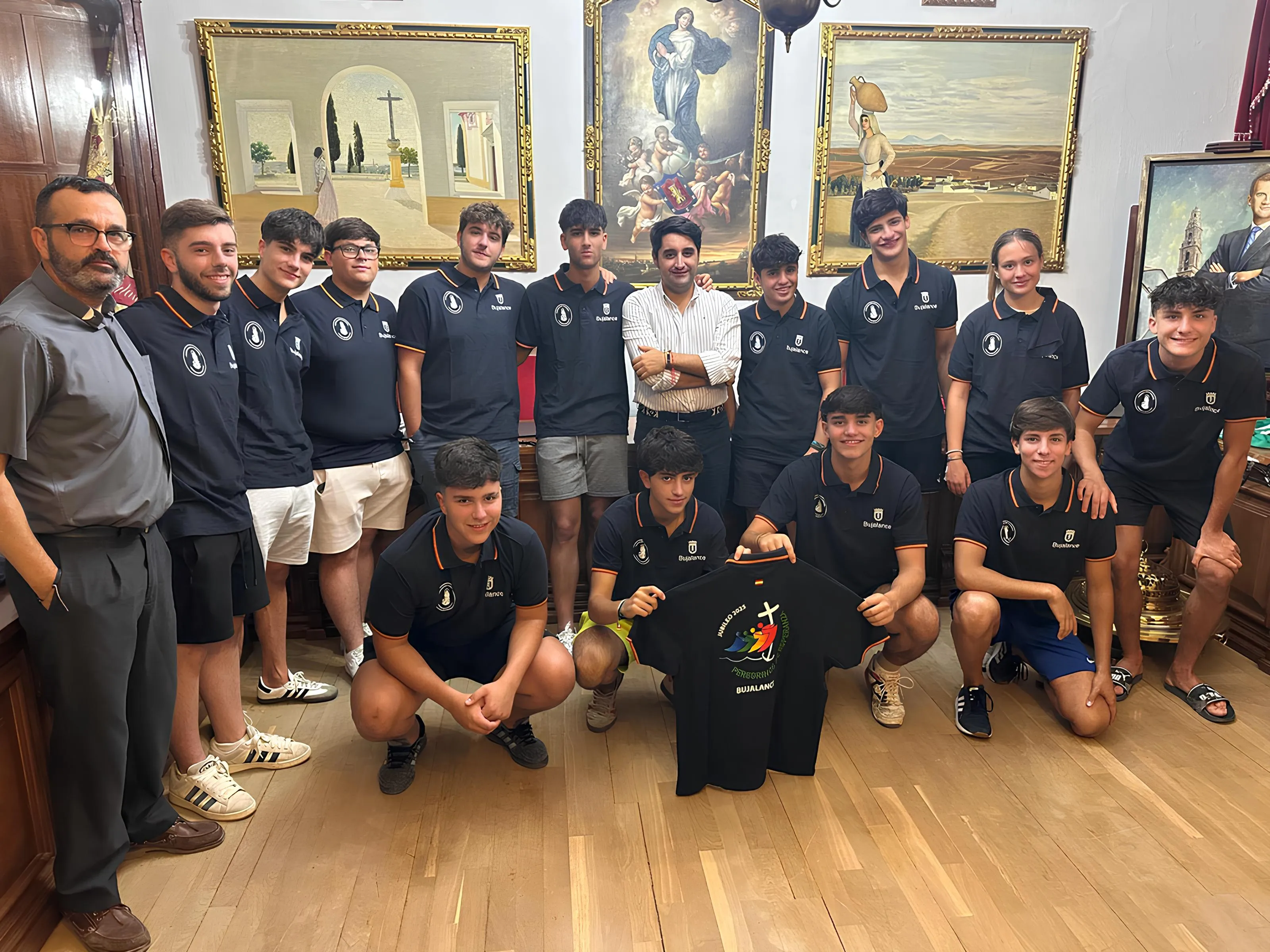 El Concejal de Cultura, Toni Pavón, junto a los jóvenes que irán al Jubileo en Roma. Foto: Toni Pavón