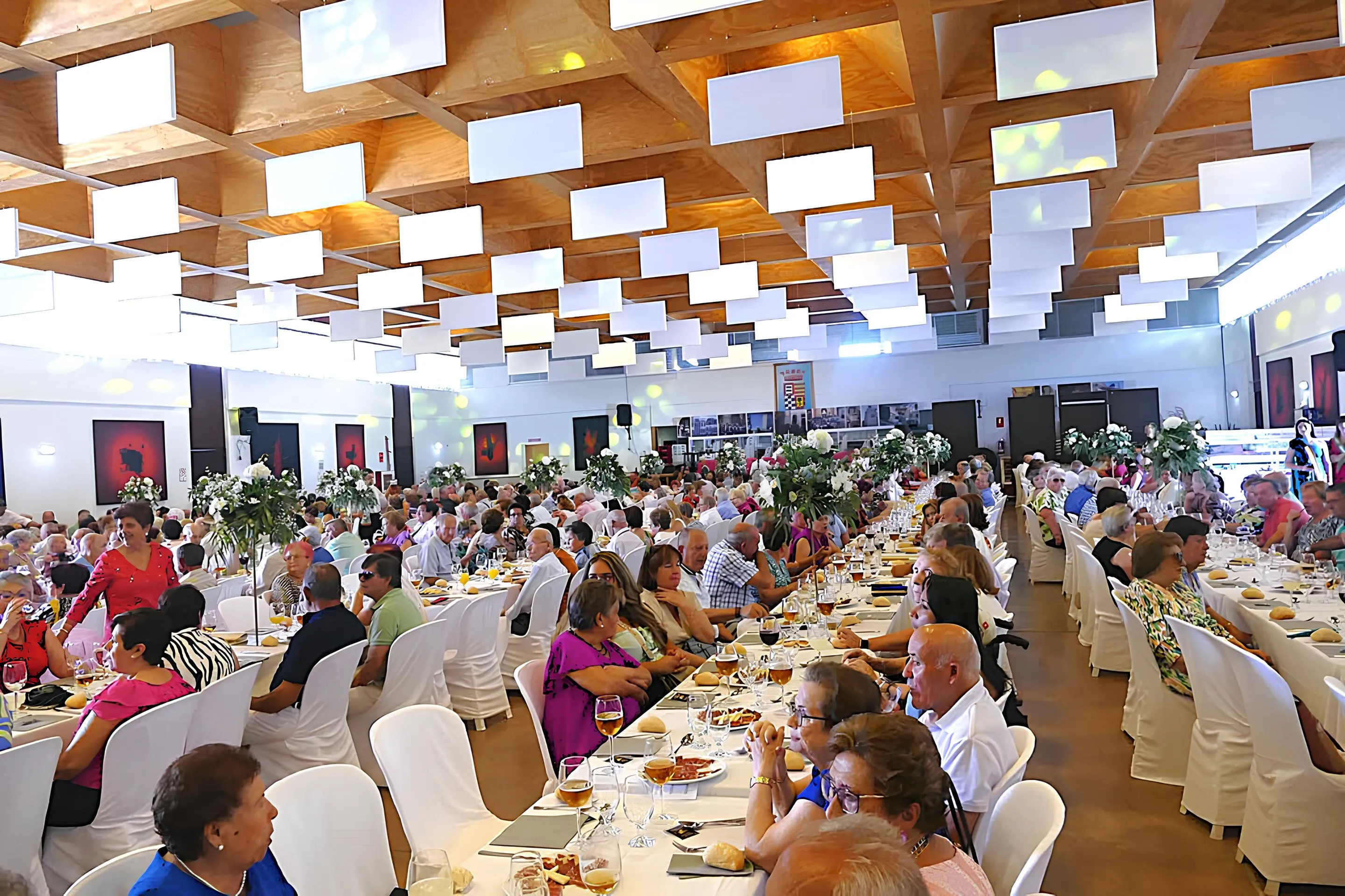 Comida-homenaje a los mayores de la localidad de El Carpio en la Caseta Municipal. Foto: Ayuntamiento de El Carpio.