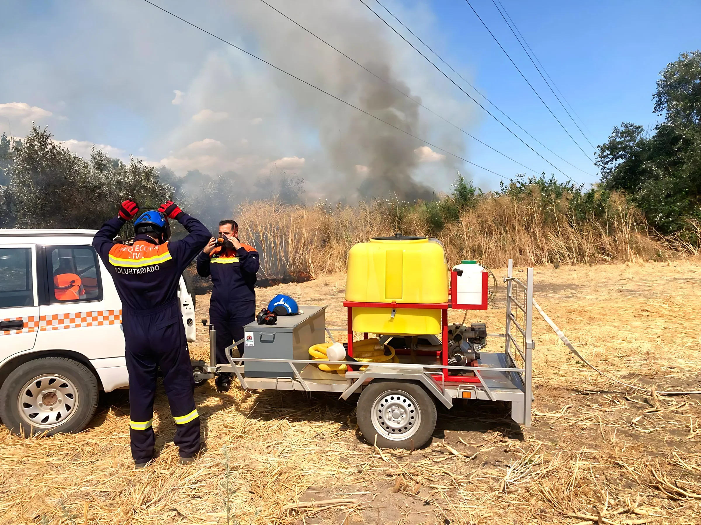 Protección civil de Pedro Abad en labores de extinción del incendio. Foto: Protección Civil de Pedro Abad