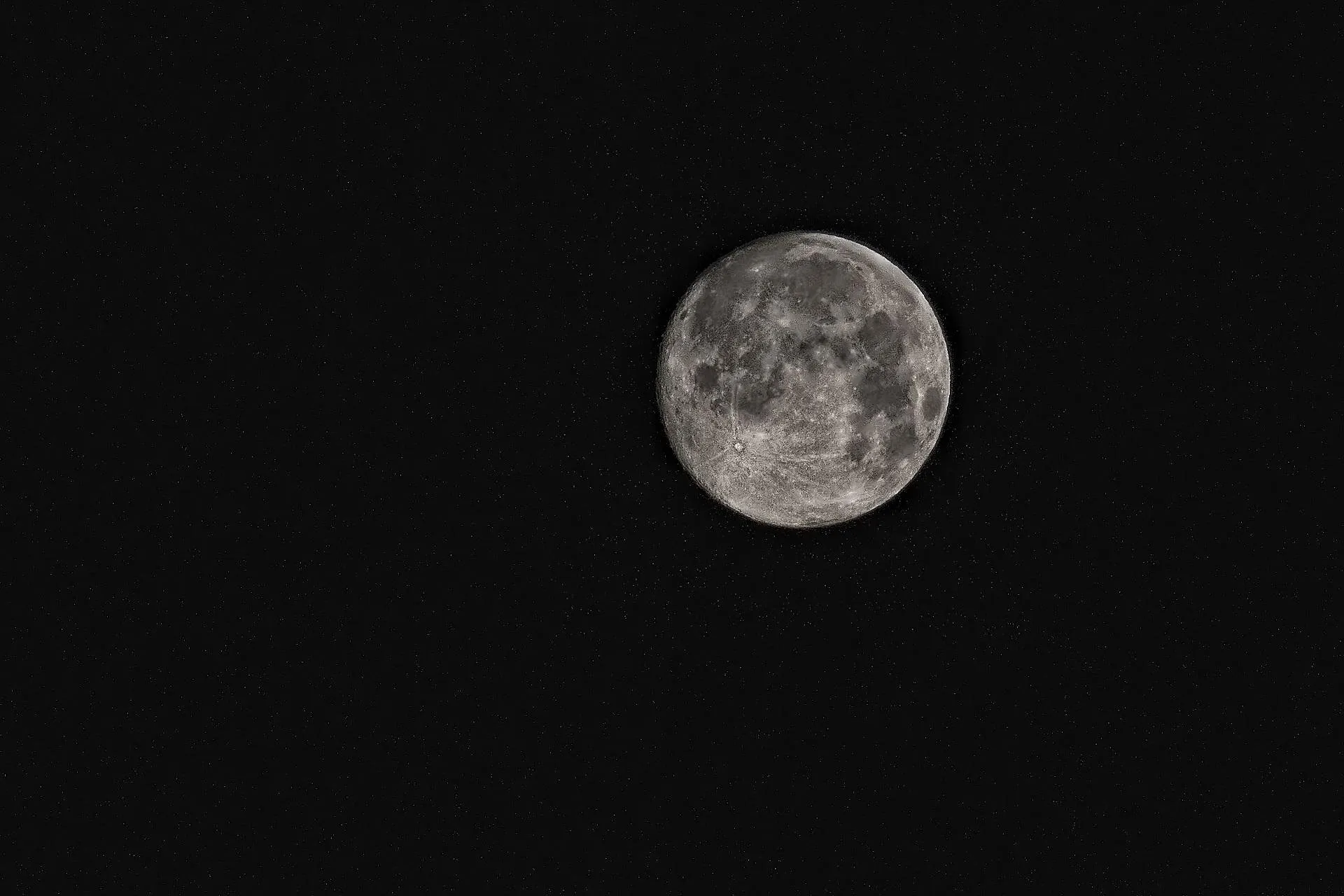 La luna y sus cráteres se podrán observar con nitidez.