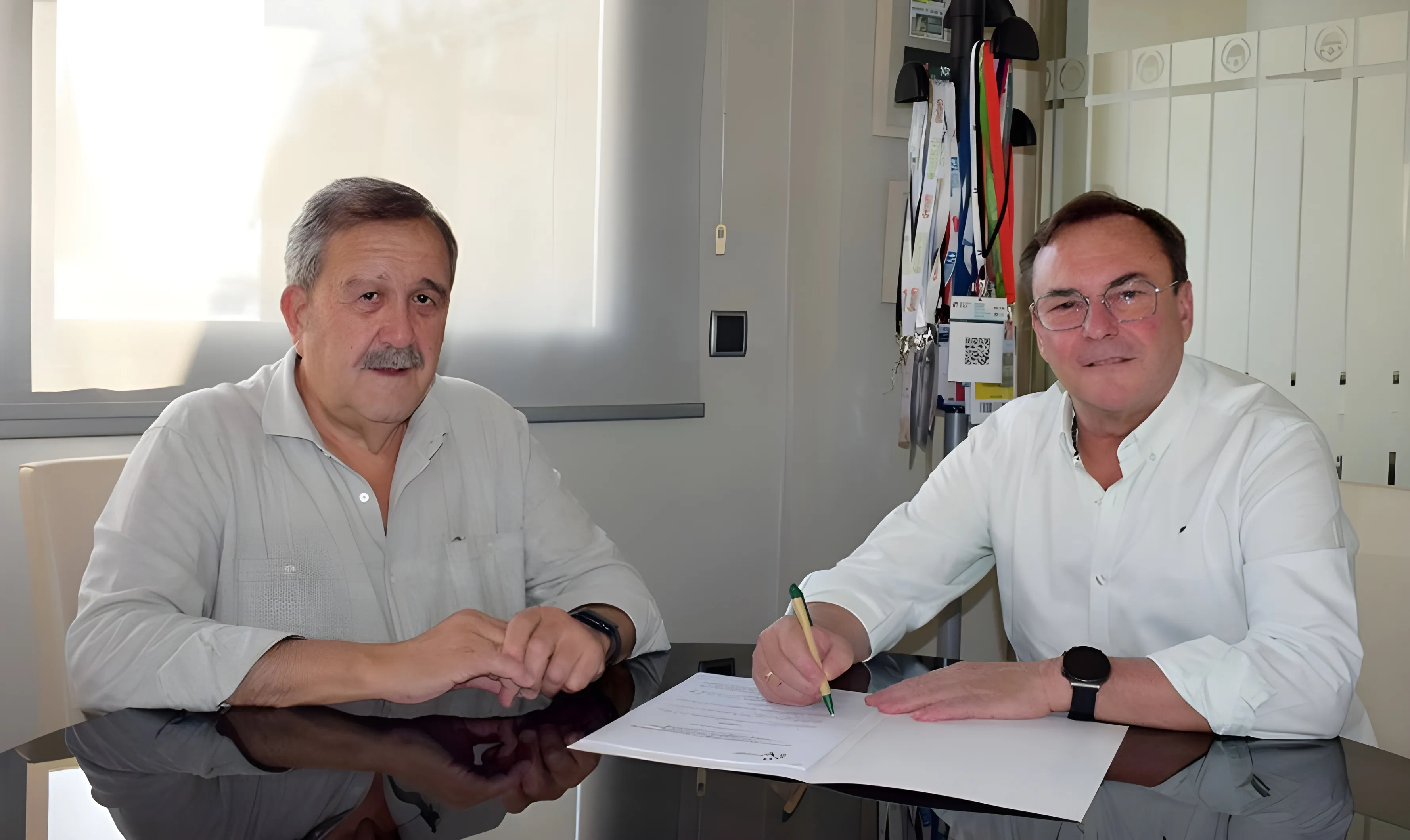 El acuerdo fue firmado por el alcalde Francisco Palomares Sánchez y el presidente del Colegio José María de Torres Medina. Foto: Colegio Veterinarios Córdoba