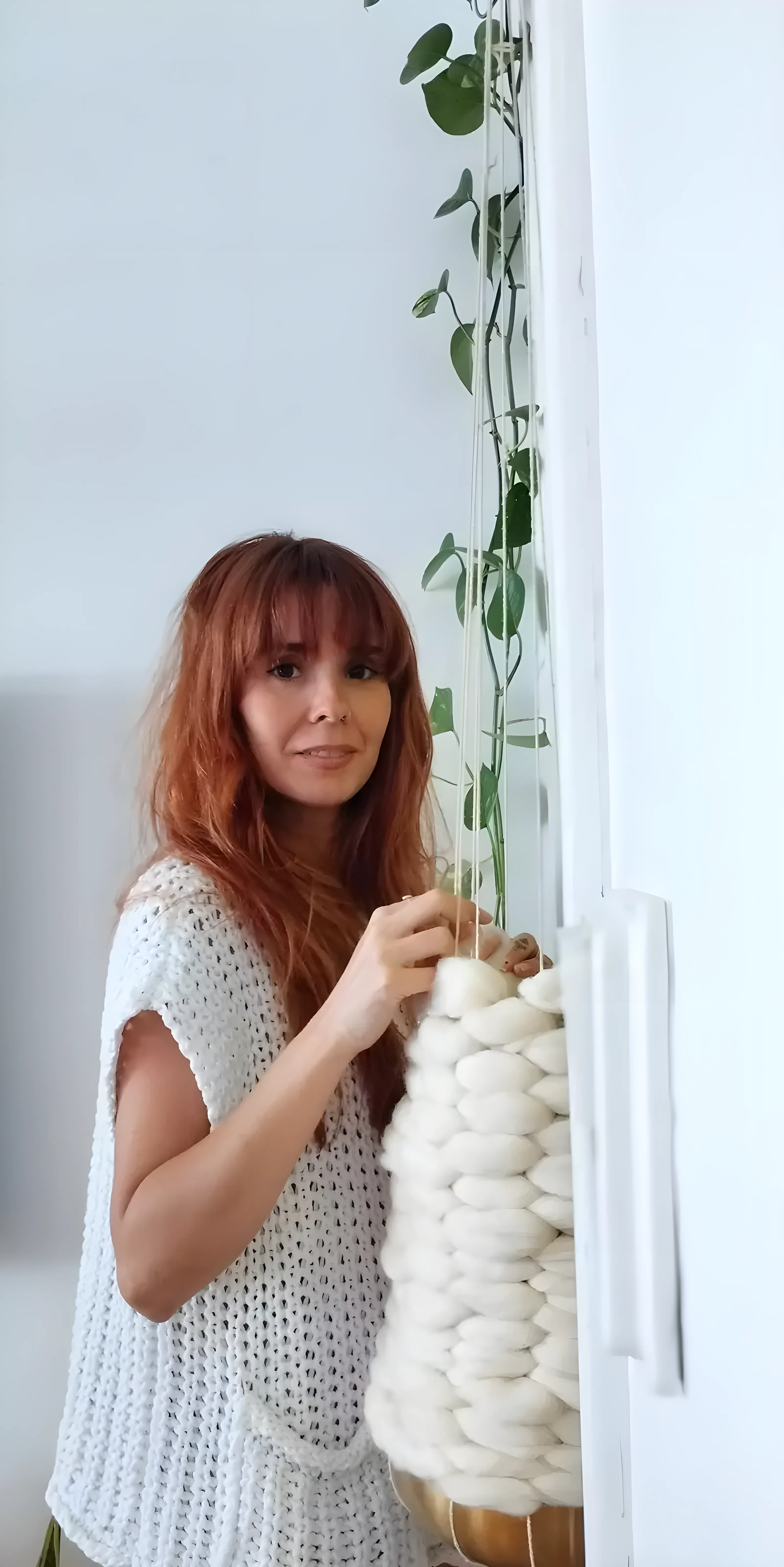 La artista Laura Segura, en su estudio, autora de Una trenza de hierba sagrada. Foto: Laura Segura