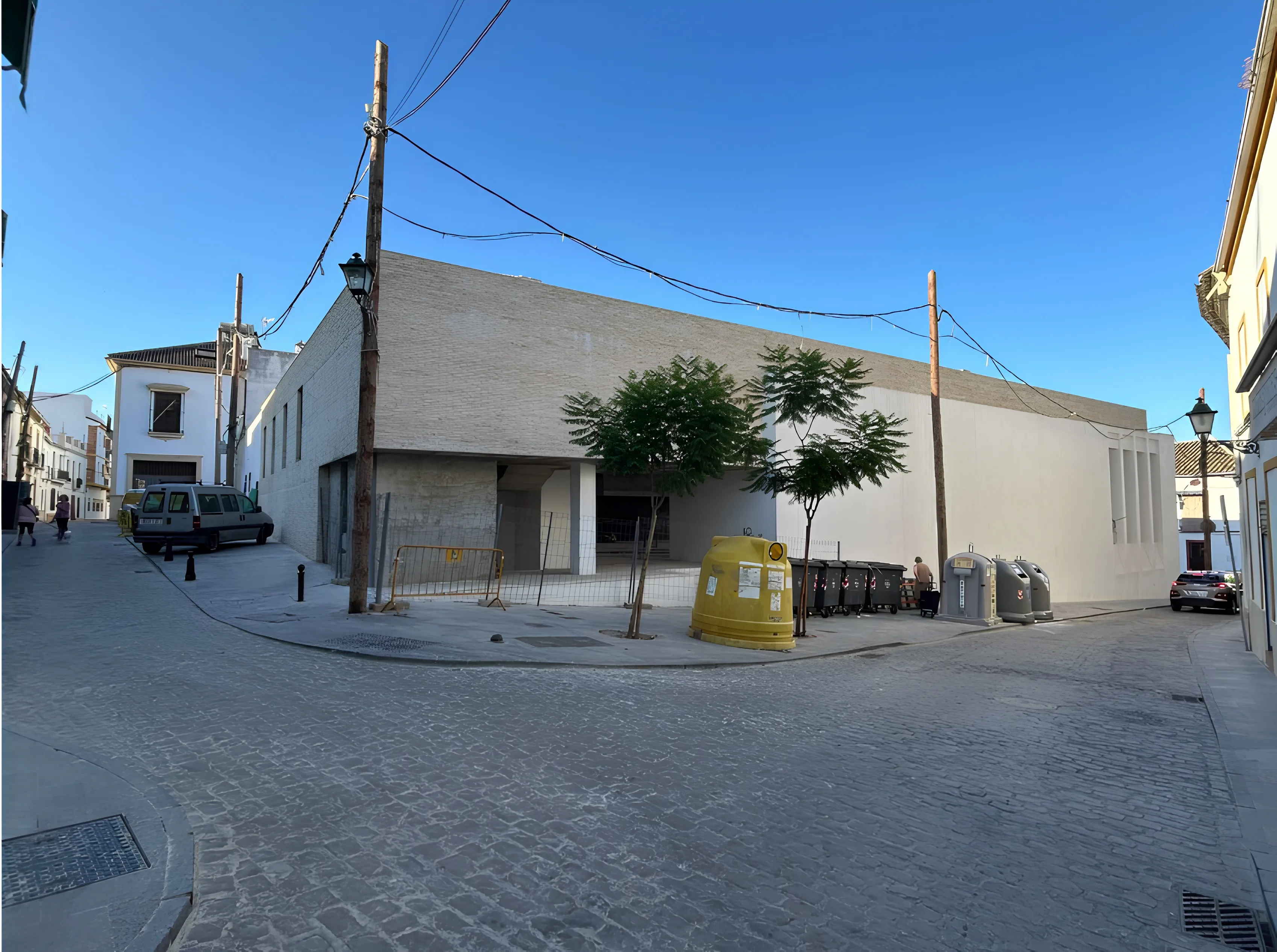 Plaza de abastos de Bujalance desde la calle Poeta Mario López.