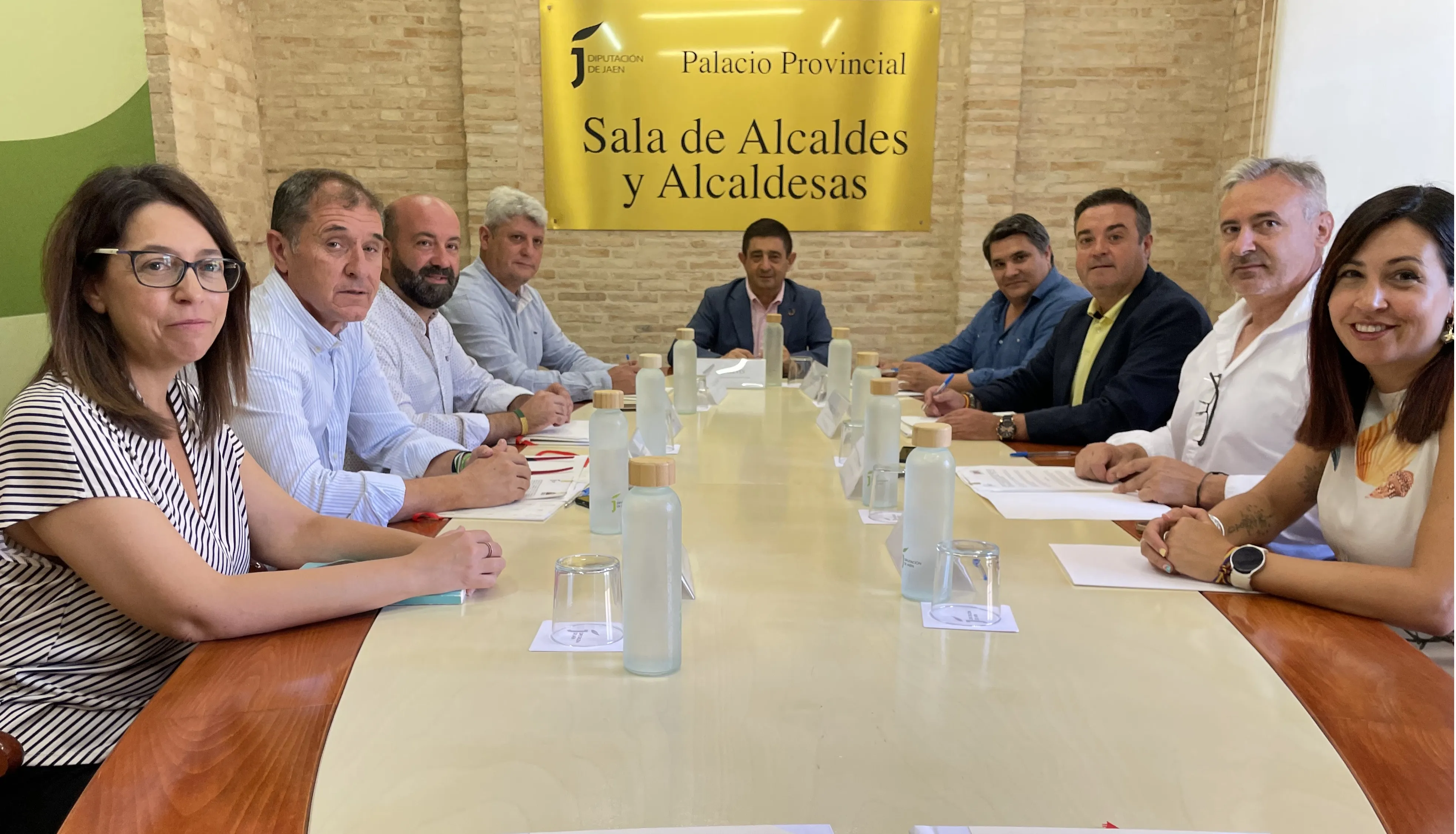Firma de los convenios de la Diputación de Jaén con las ADR, en la que se encuentra Lopera. Foto: Diputación de Jaén