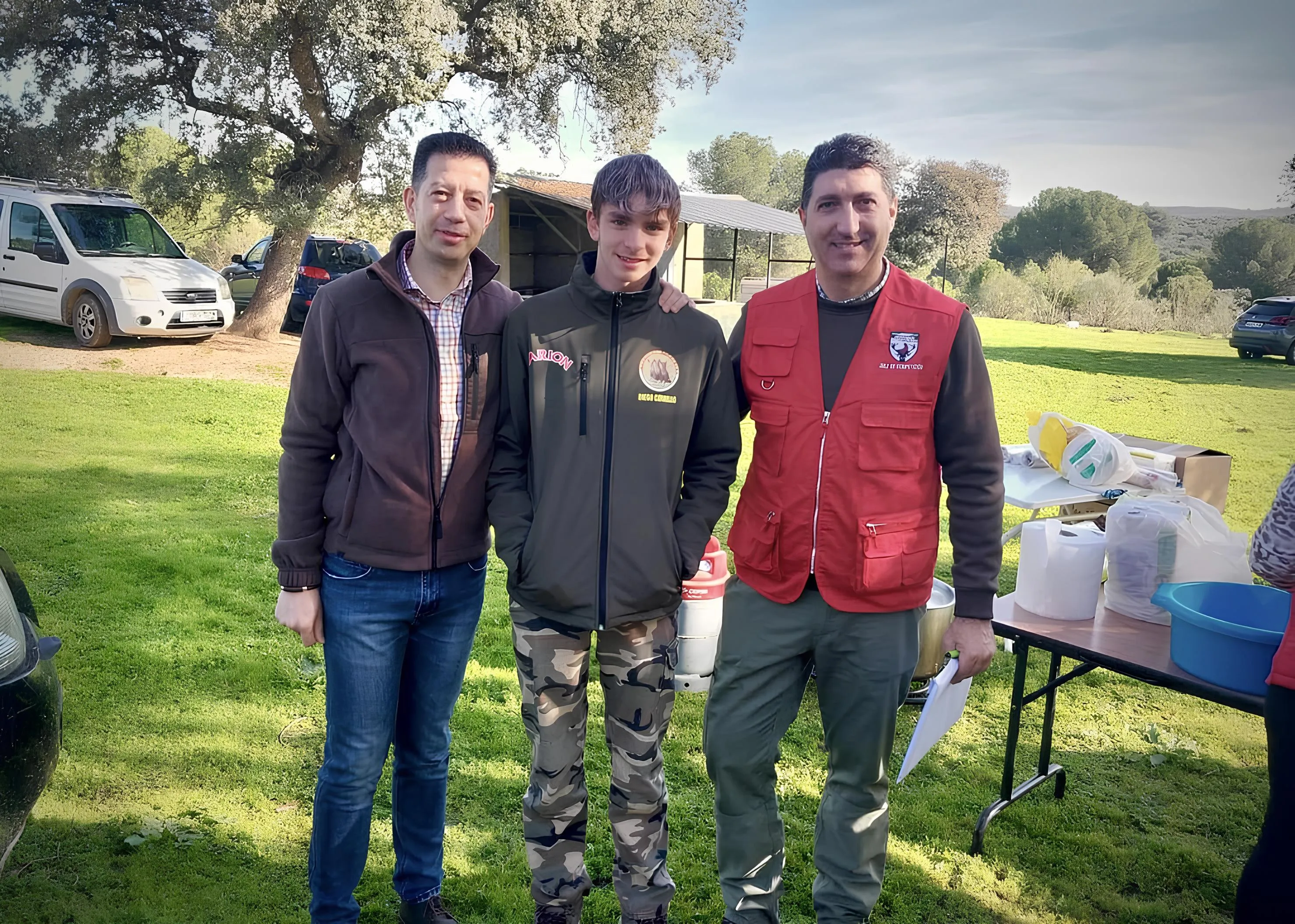Diego Cerrillo (centro de la imagen), el joven cazador que salvó al cernícalo