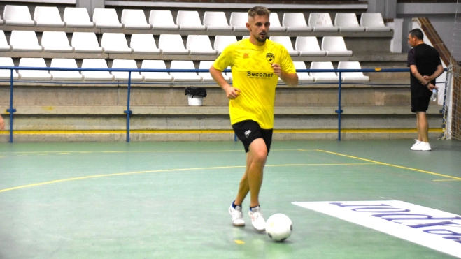 Pedro Torralba ejercitándose con balón. Foto: CD Villa del Río Futsal