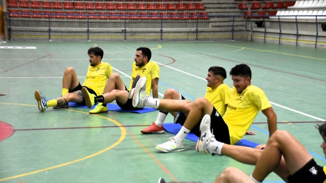Los jugadores del Villa del Río Futsal hacen estiramientos. Foto: CD Villa del Río Futsal