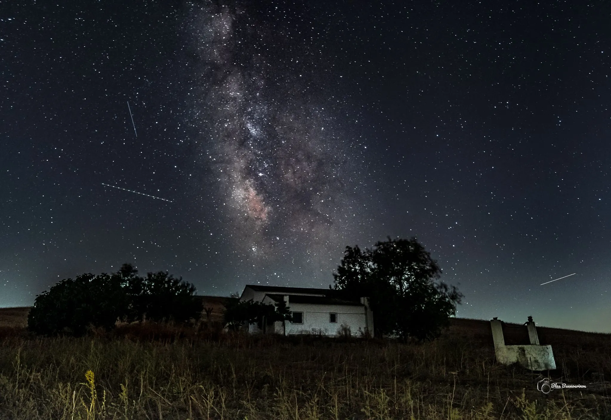 Vía Láctea con estrellas fugaces en un cortijo en la comarca. Foto: Blas Buenosvinos