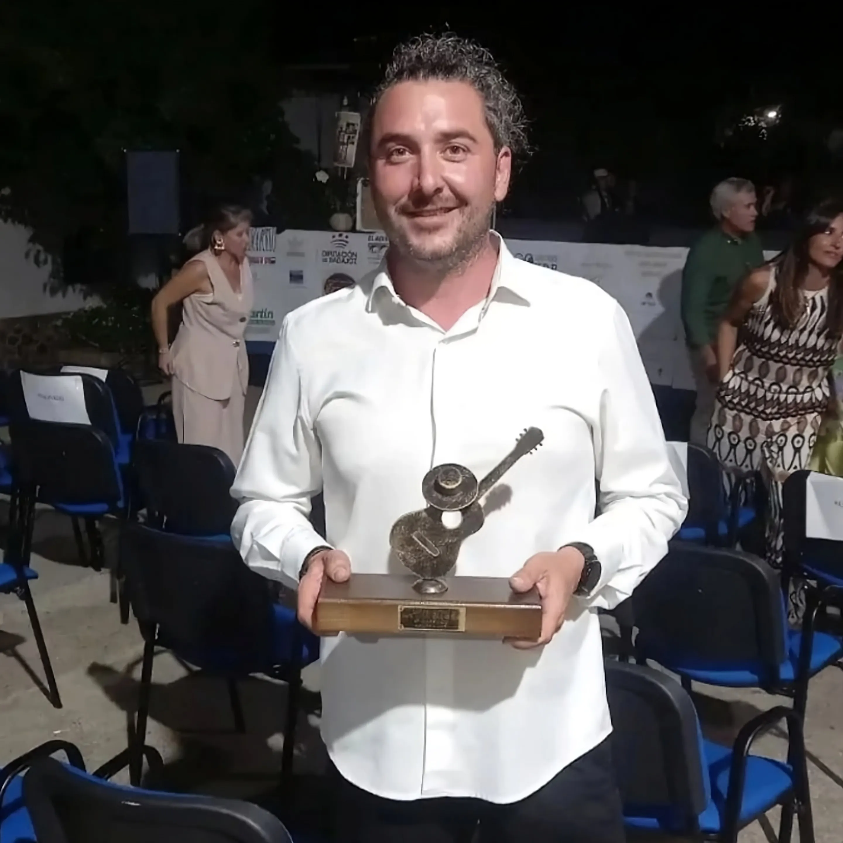 El cantaor adamuceño Alfonso León Carvajal tras ganar el segundo premio en el concurso nacional "Miguel de Tena" en Badajoz