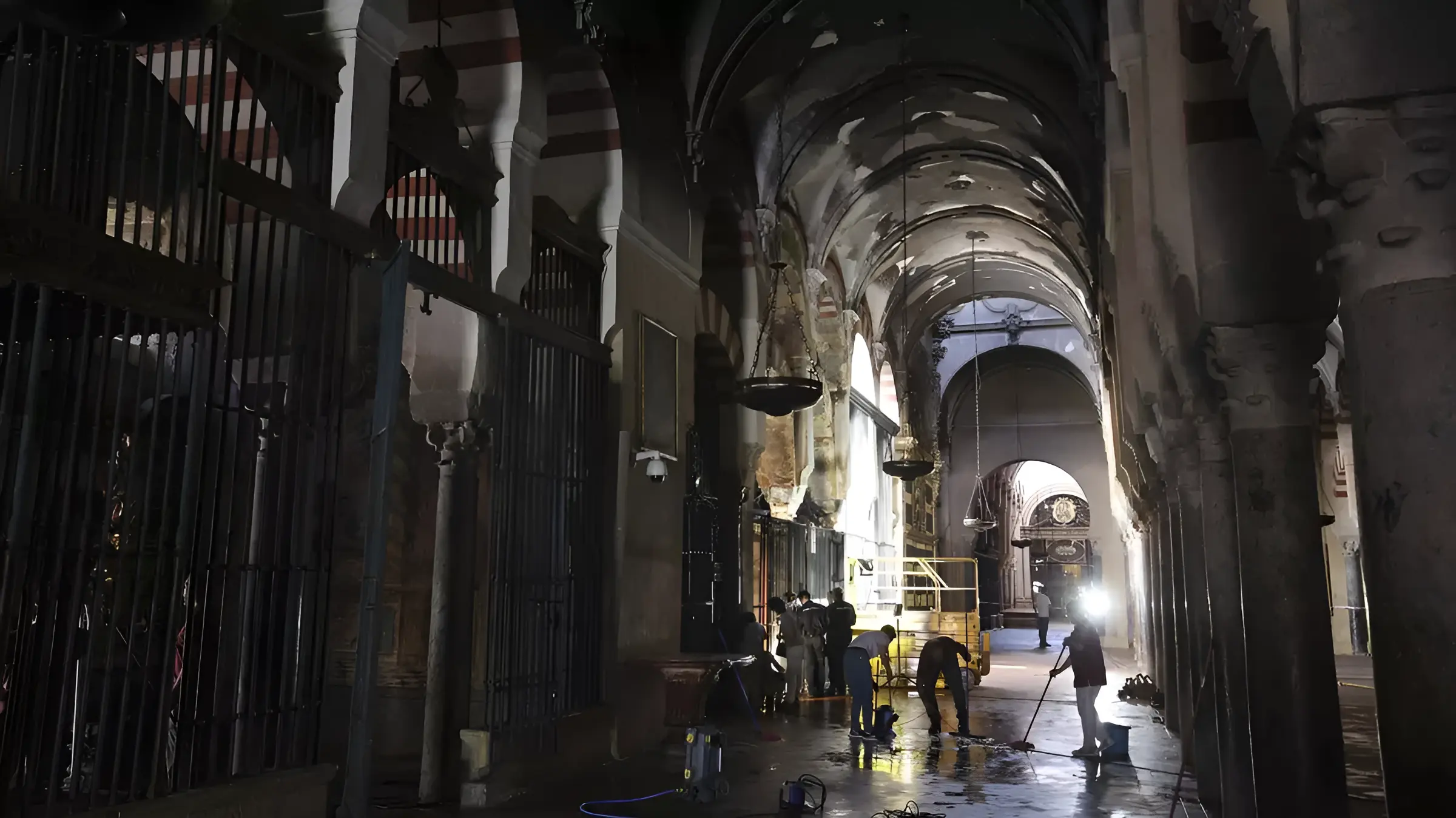 Interior de la Mezquita-Catedral de Córdoba tras el incendio del pasado viernes. Foto: Madero Cubero