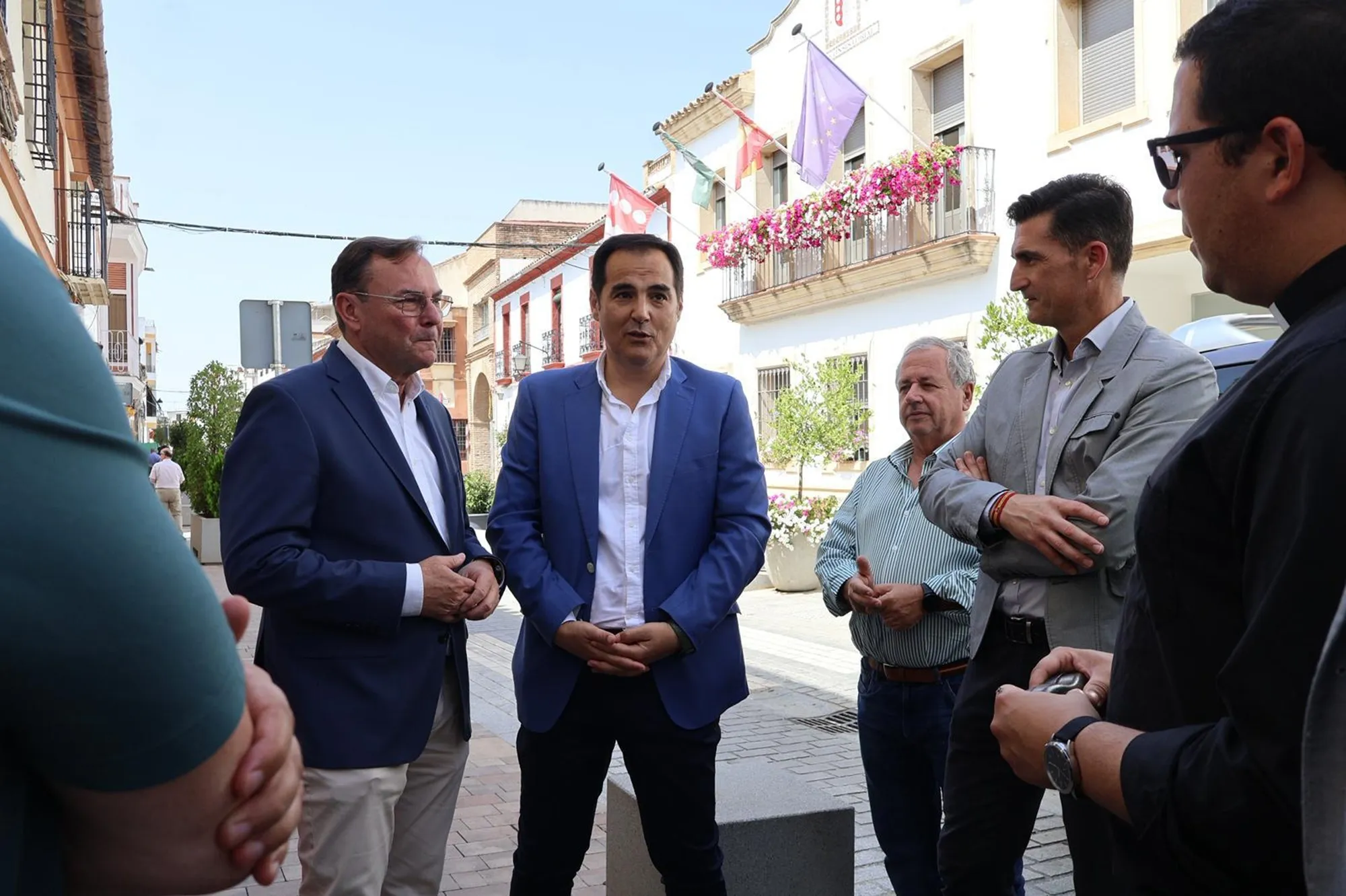 El consejero José Antonio Nieto visitó el Ayuntamiento para conocer de primera mano el resultado de estas obras, destacando la eficiencia con la que el consistorio ha gestionado estos fondos