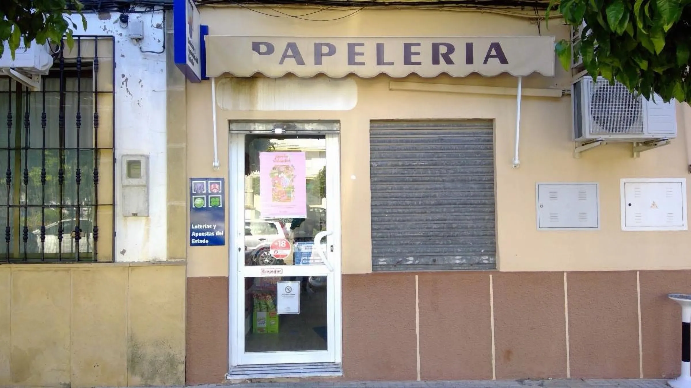Administración de loterías de El Carpio situada en la Plaza de la Constitución, que ha repartido ya 3 premios grandes este año.