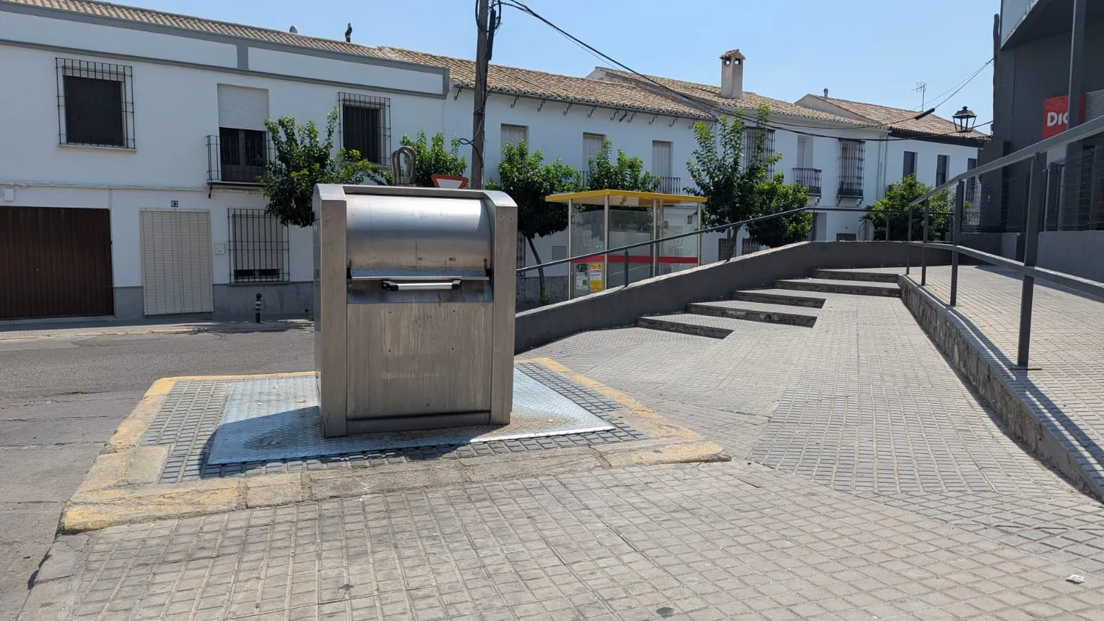 Atrapado un vecino en un contenedor de la localidad