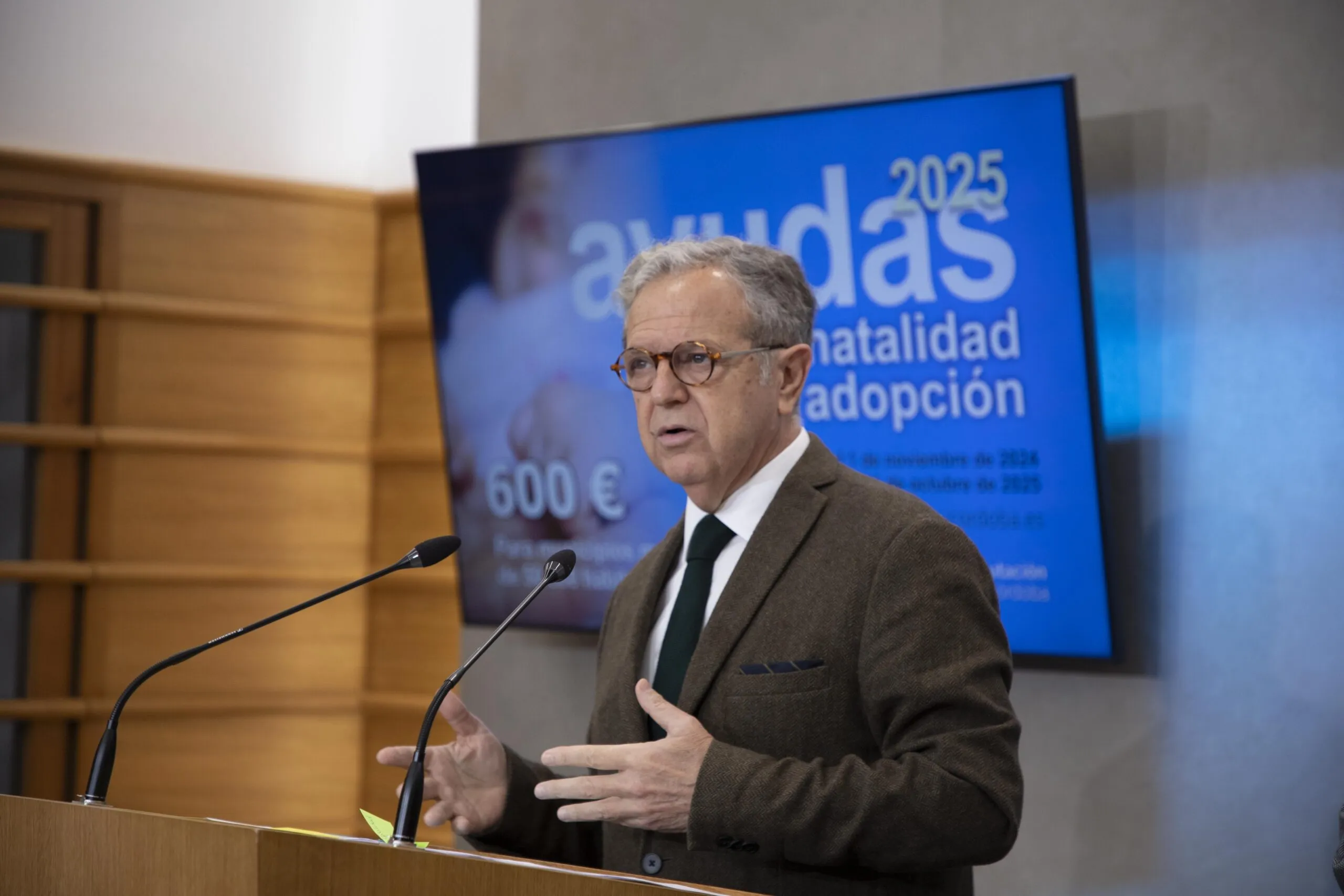 Salvador Fuentes, presidente de la Diputación de Córdoba, aportando los datos sobre las ayudas a la natalidad. Foto: Diputación de Córdoba