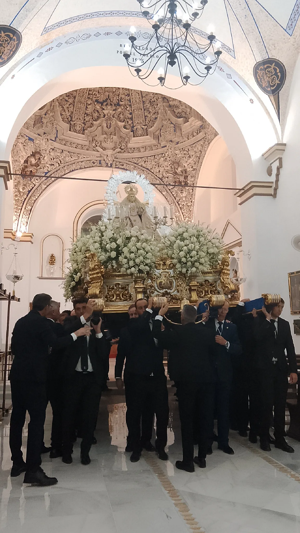 Inicio del traslado de la Virgen del Campo Coronada en Cañete de las Torres