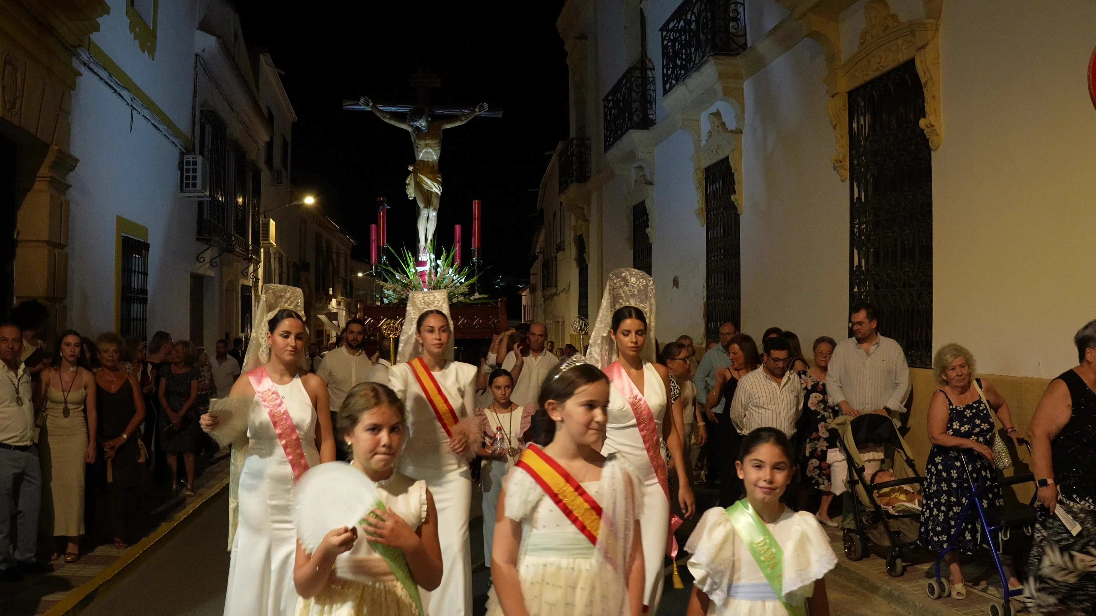 Lopera vive uno de sus días grandes con la procesión del Cristo Grande o Cristo de la Veracruz
