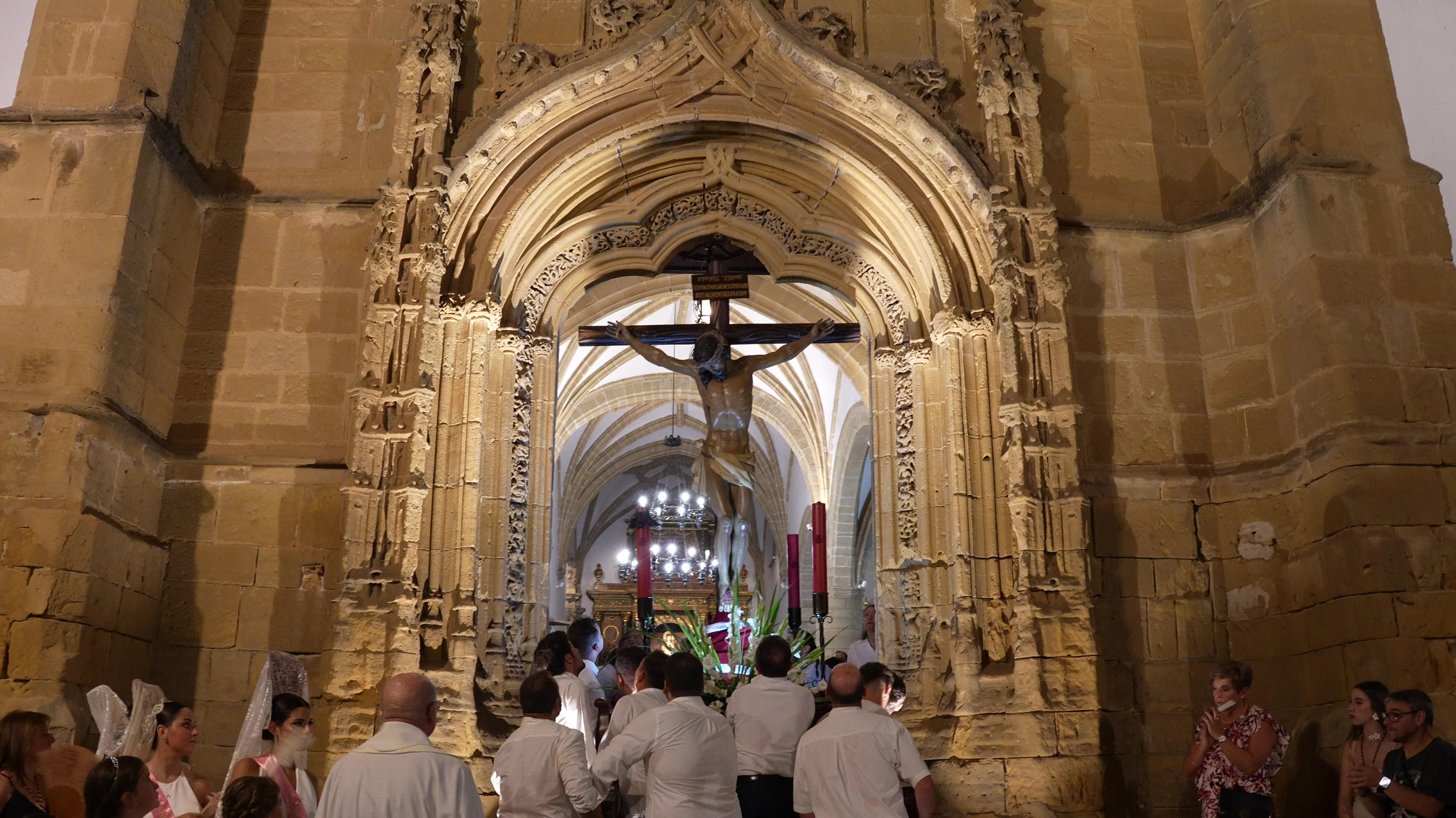 Lopera vive uno de sus días grandes con la procesión del Cristo Grande o Cristo de la Veracruz
