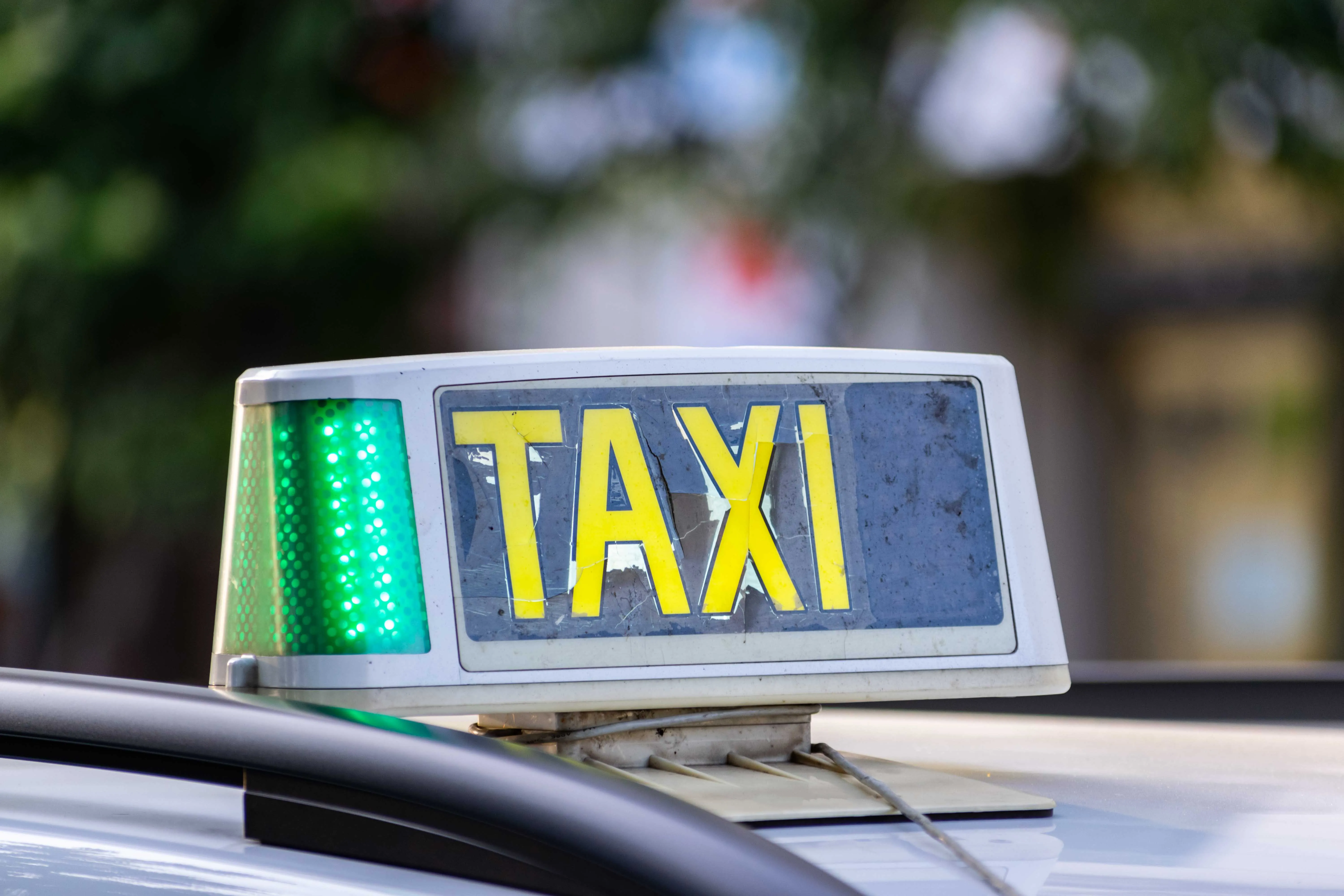 El servicio de auto-taxi deberá prestarse de manera continuada, las 24 horas del día, con un sistema de guardias nocturnas que garantice la atención de los usuarios.