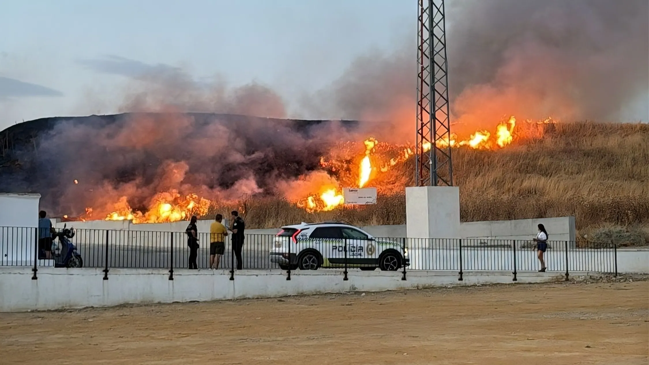 Incendio en las inmediaciones del recinto ferial de Bujalance