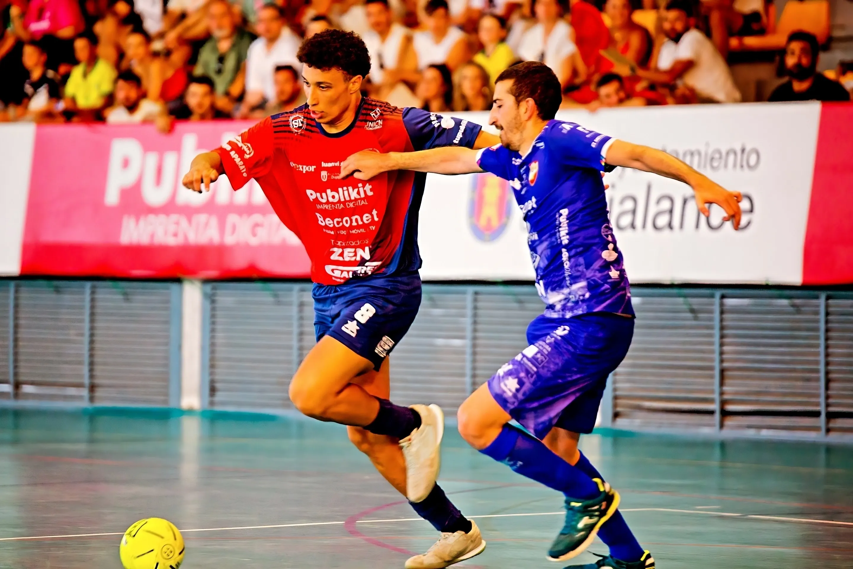 Eric Garrido y Jesús Flores, en una acción de juego en el partido de ida. Foto: Andrés Gaitán