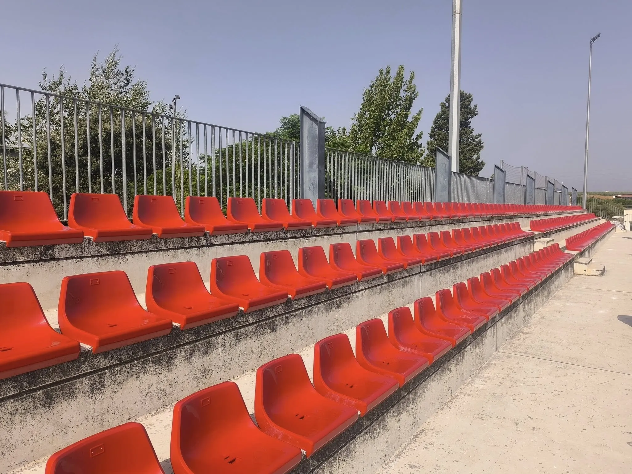 Graderío nuevo del campo de fútbol de Pedro Abad. Foto: Juan Antonio Reyes