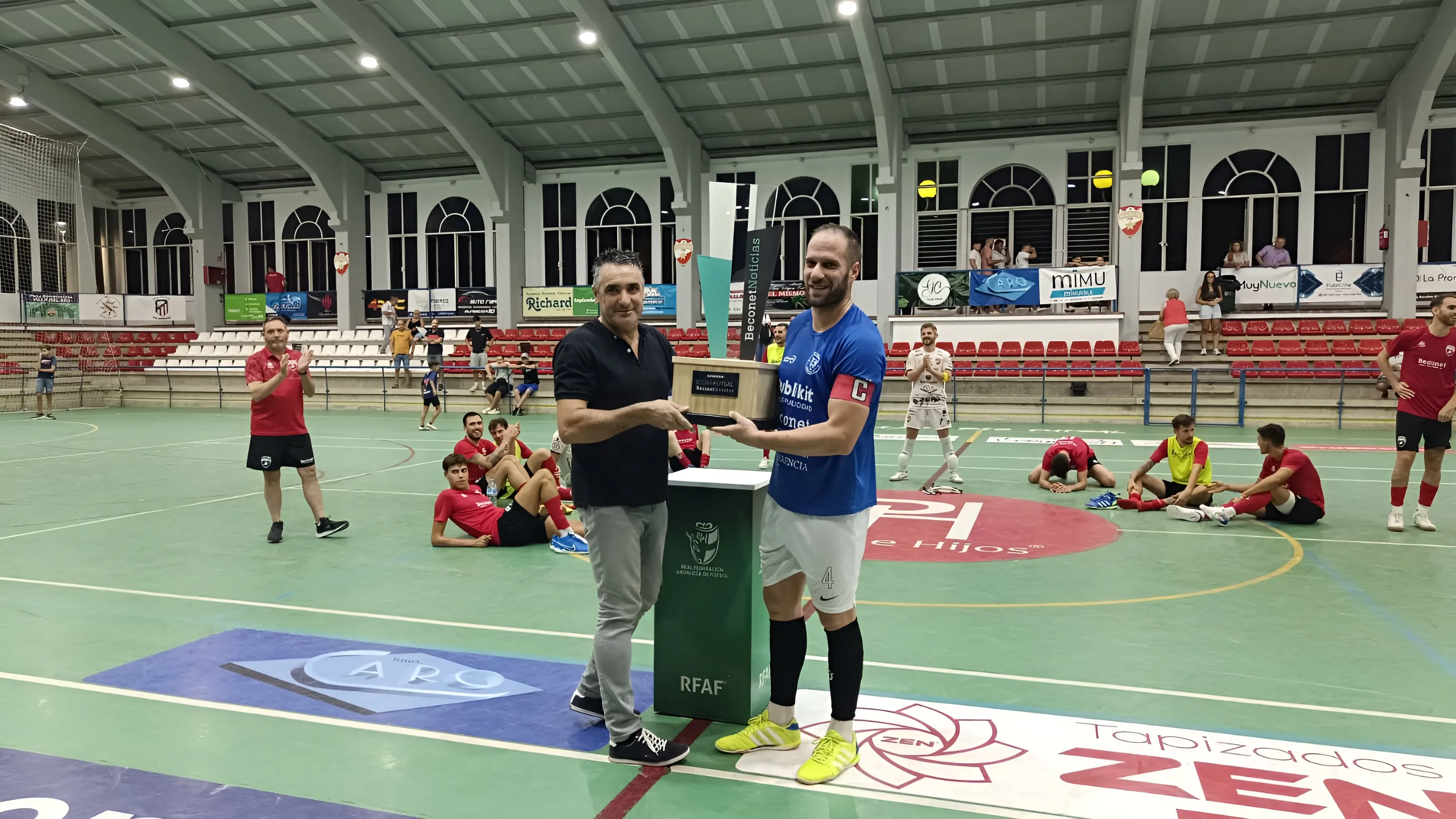 Solano, jugador del CD Beconet Bujalance FS, levanta la Copa Beconet Noticias