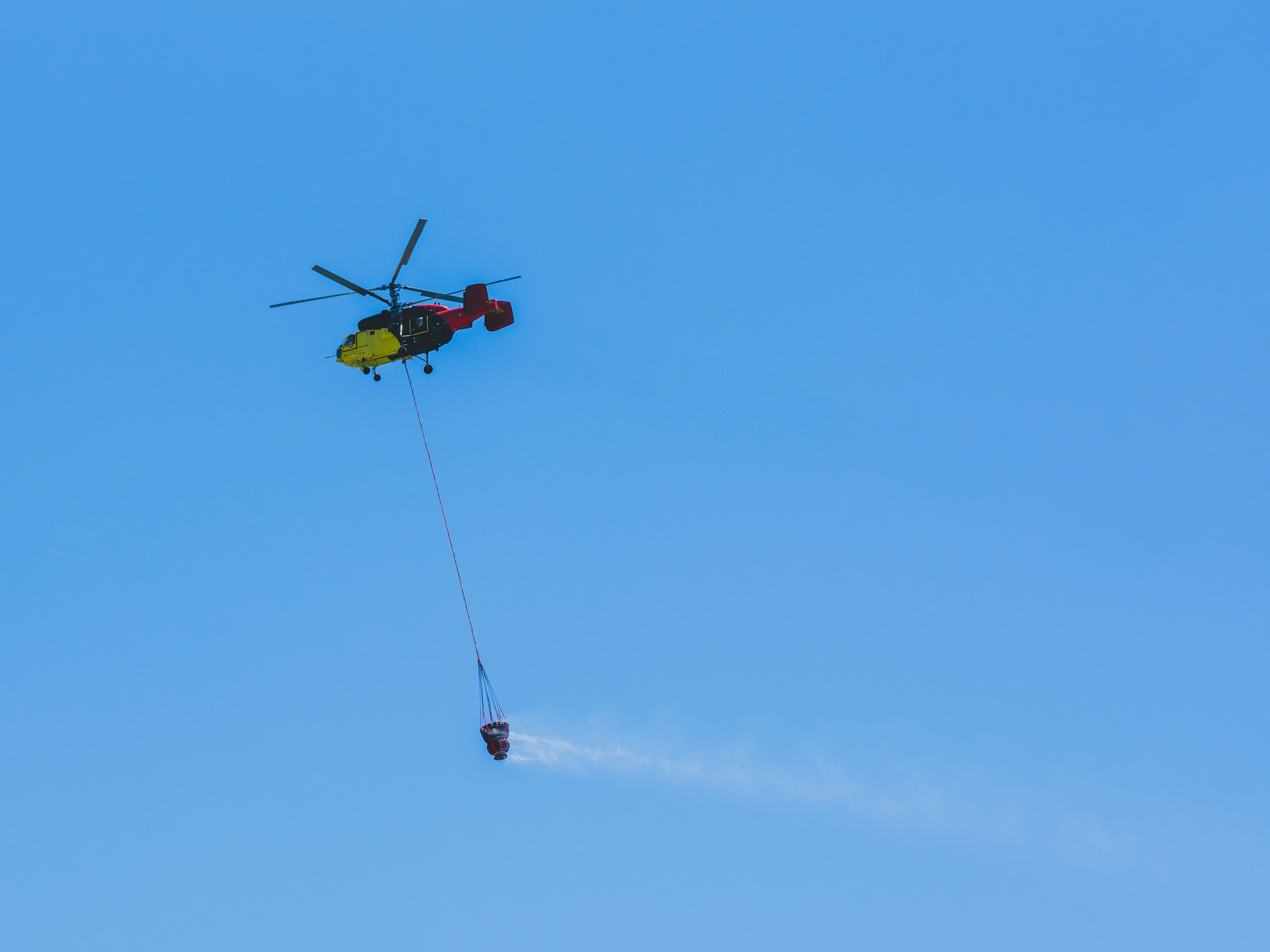 Un helicóptero ligero en labores de extinción.