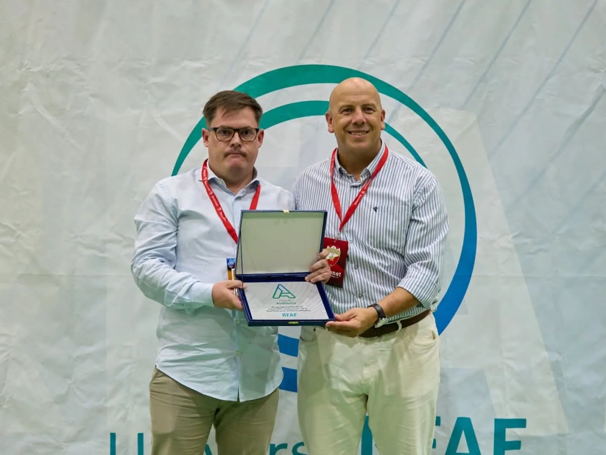 Quiterio Torralba, presidente del Villa del Río Futsal, también recibió el reconocimiento de la RFAF por la organización de este torneo. Foto: Andrés Tena. Quiterio Torralba, presidente del Villa del Río Futsal, también recibió el reconocimiento de la RFAF por la organización de este torneo. Foto: Andrés Tena.