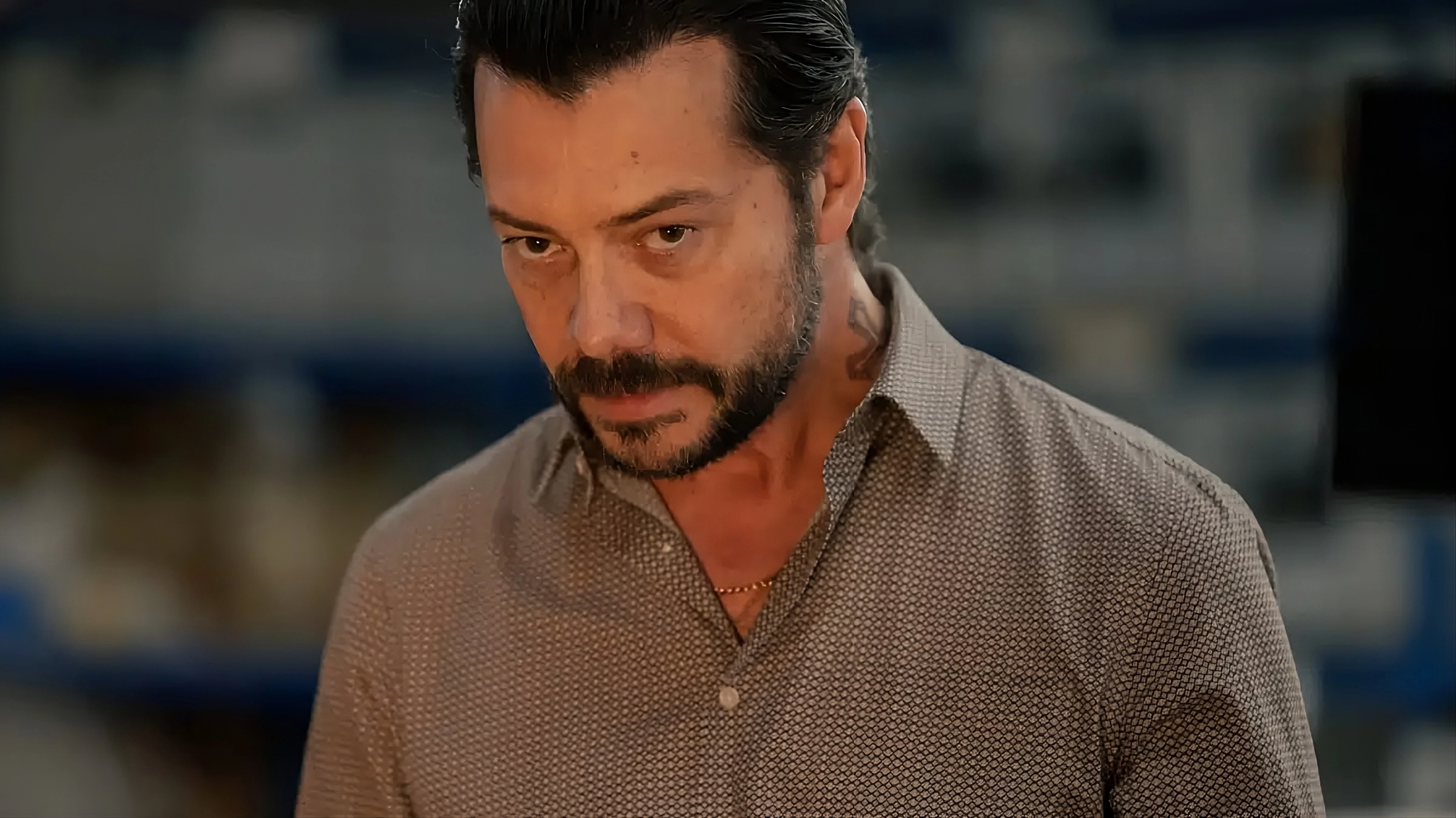 Álvaro Morte, en 'Dos tumbas', la nueva miniserie de Netflix sobre una abuela 'coraje' que investiga por su cuenta la desaparición de su nieta adolescente. Fotograma: Netflix
