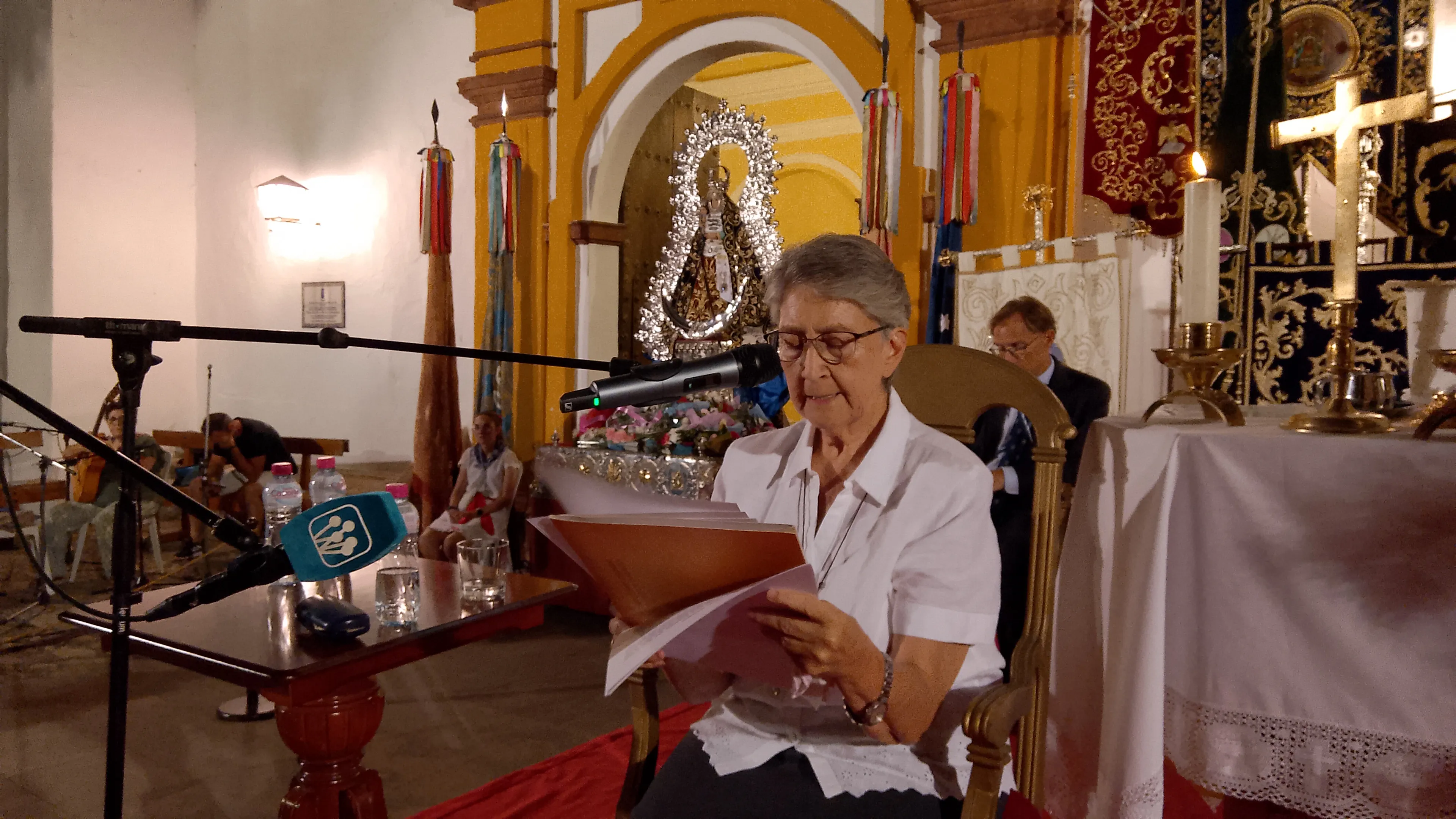 Antonia Caballero transmitiendo su pregón cargado de sentimiento.