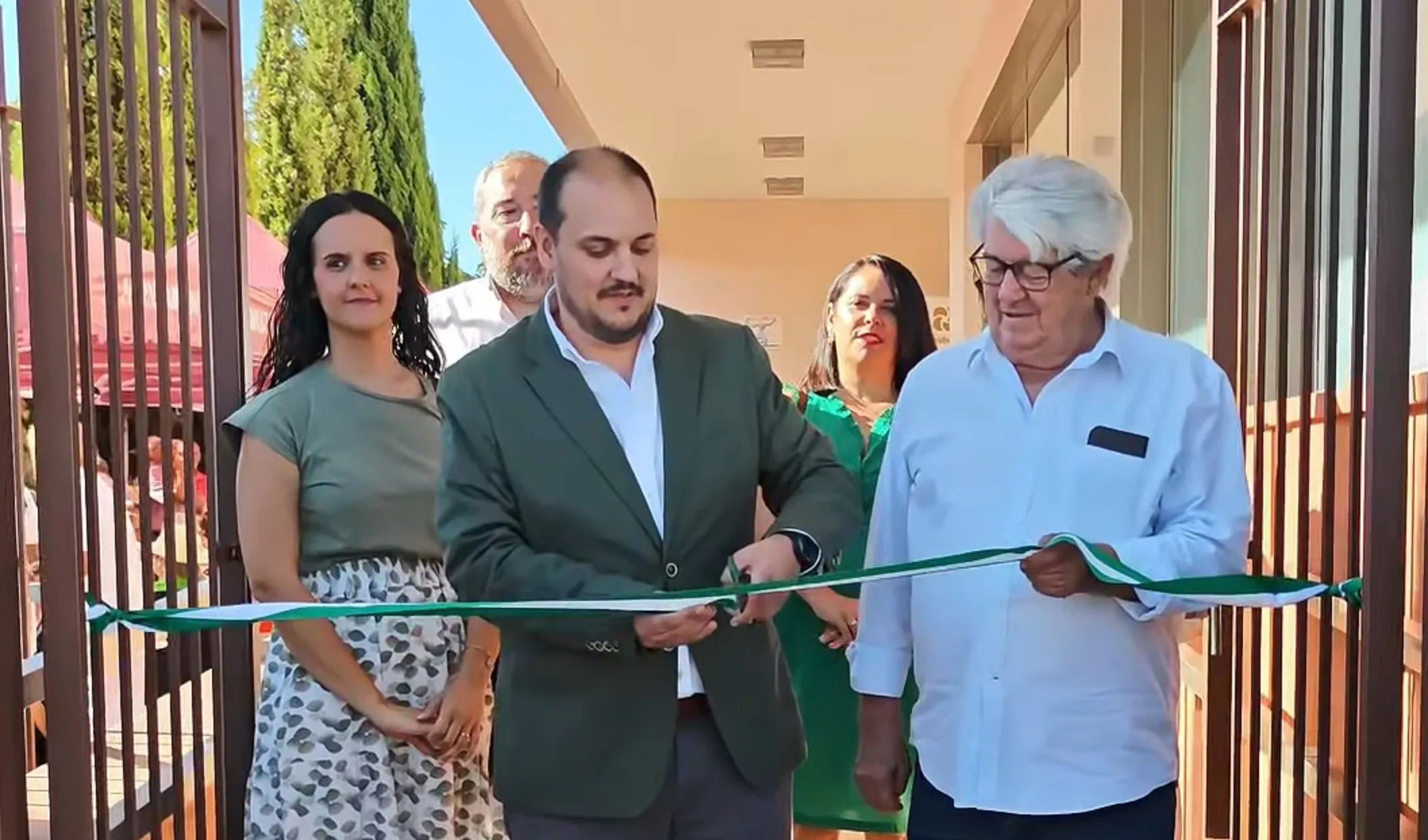 El alcalde de Adamuz, Rafael Ángel Moreno Reyes, durante la inauguración de la residencia de mayores.