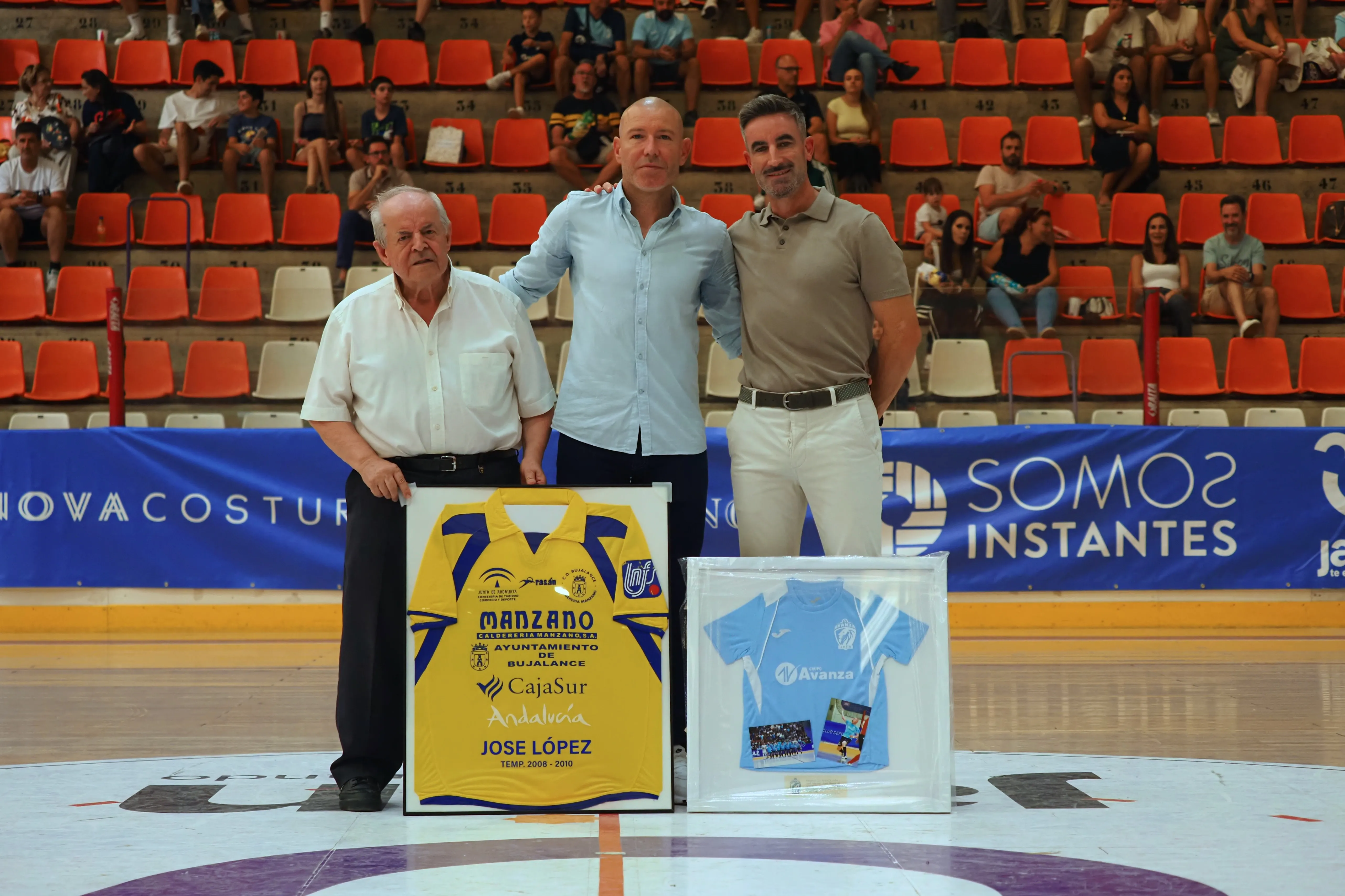 José López, en el centro de la imagen. junto al presidente del Beconet Bujalance José Romero (izquierda) y el presidente de Avanza Jaén. Foto: Best Photo Soccer 