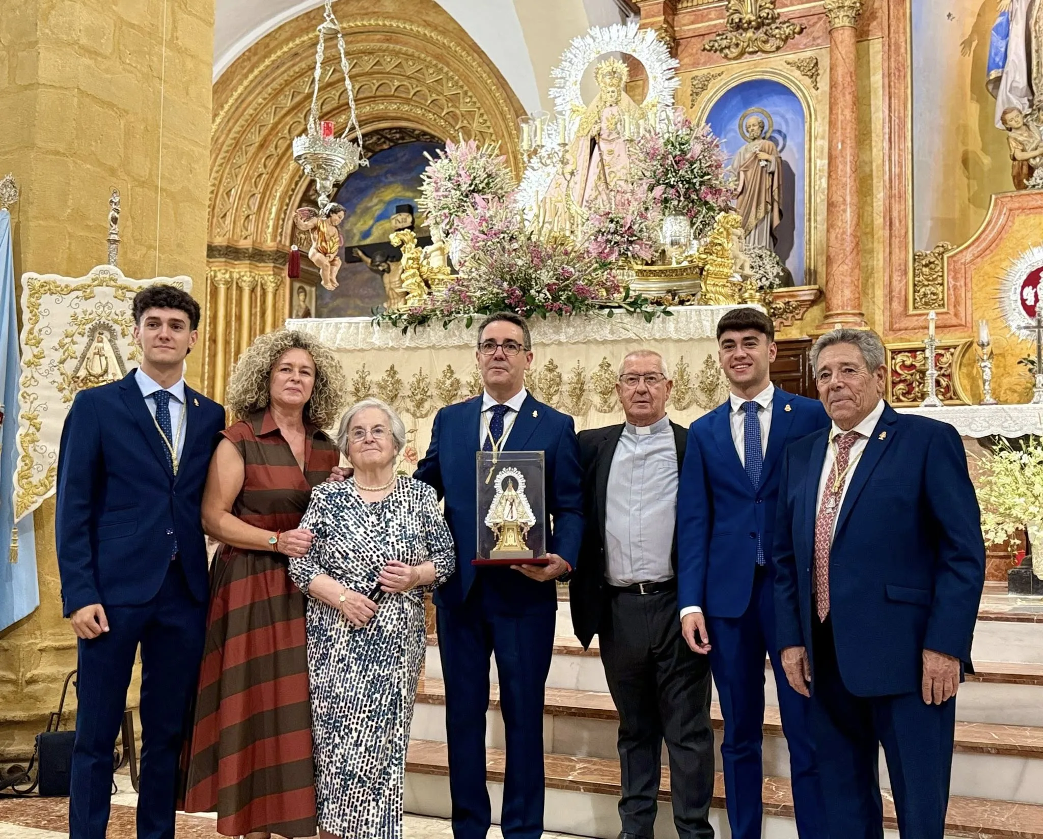 Rafael Huertas (centro) junto a su familia tras el pregón. Foto: Cofradía Virgen del Campo