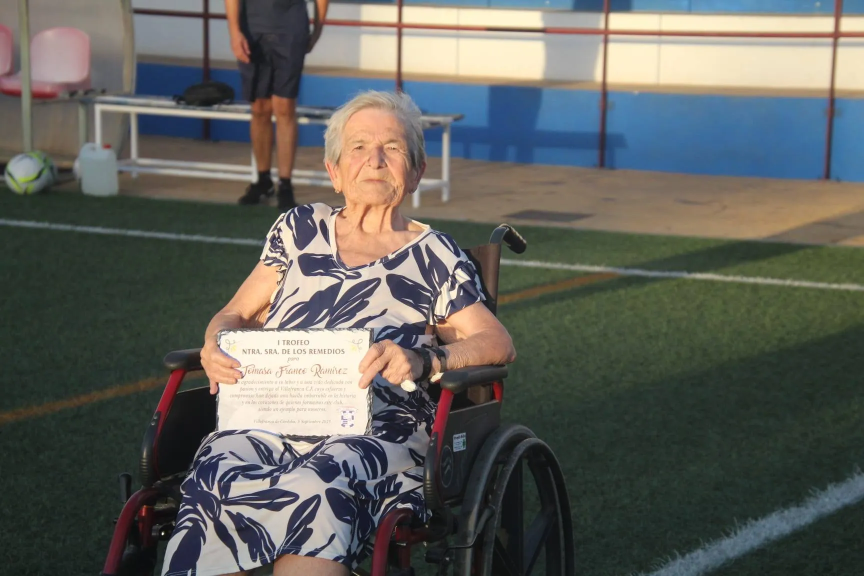 Tomasa Franco, la que fuera presidenta del Villafranca CF, con su placa conmemorativa. Foto: Miguel Vioque