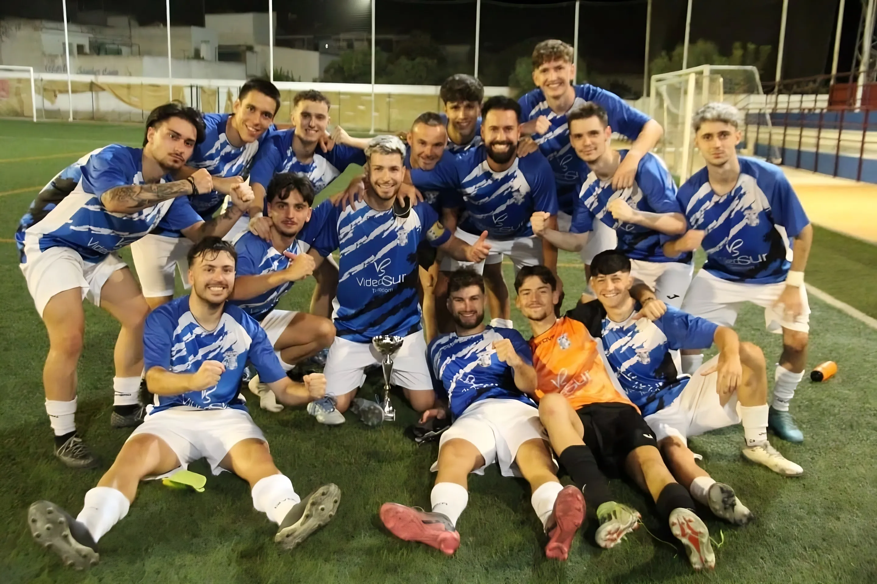 El Villafranca CF celebra la conquista del Trofeo Nuestra Señora de los Remedios. Foto: Miguel Vioque