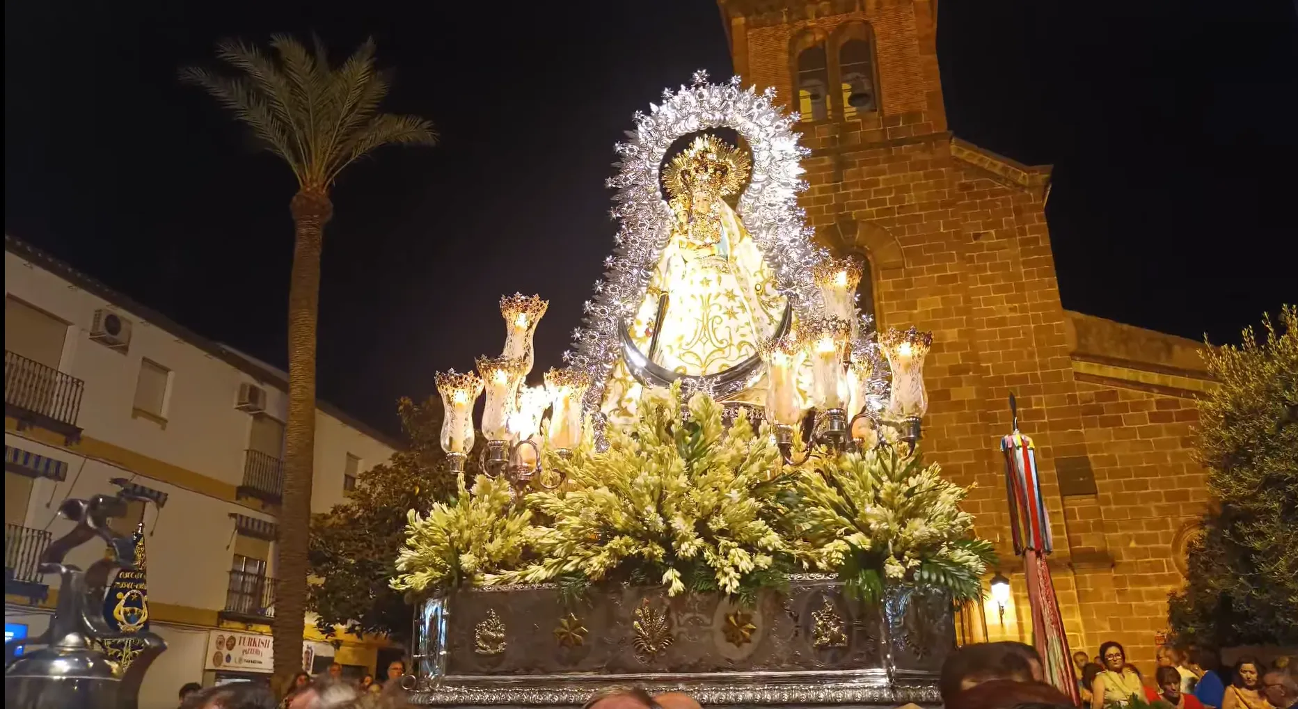 Virgen de la estrella durante la subida a su ermita en su día grande