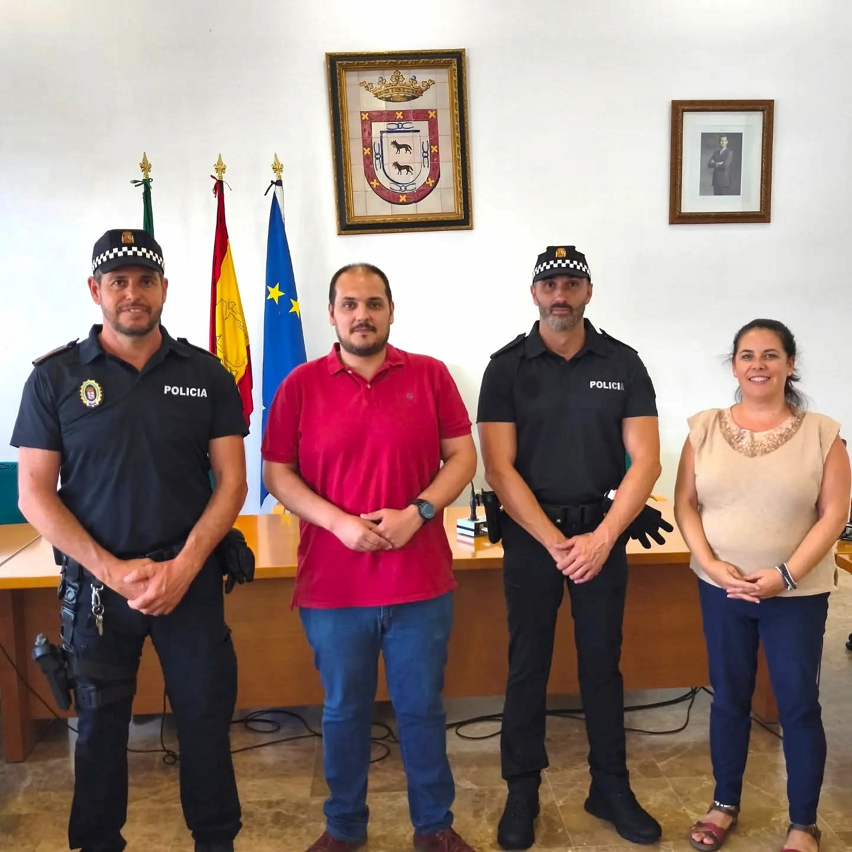El alcalde de Adamuz, Rafael Ángel Moreno Reyes, recibió al nuevo agente en prácticas. Foto: Ayuntamiento de Adamuz
